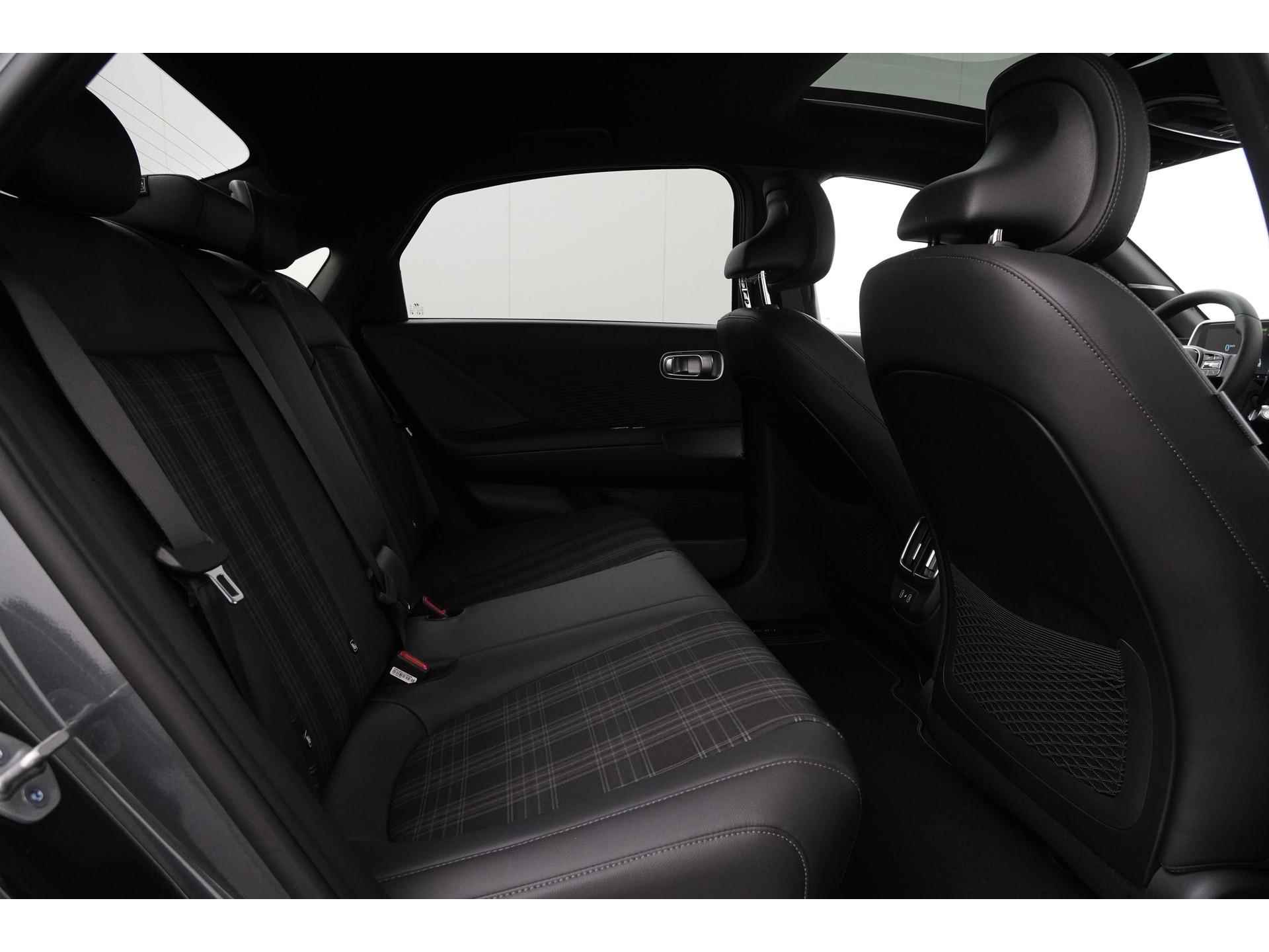 Hyundai IONIQ 6 First Edition 77 kWh Nieuwprijs 62.945,- Nu 54.945,- | Panoramadak | Mem. Stoel | Bose Sound | Head-up display | Zondag Open! - 28/57