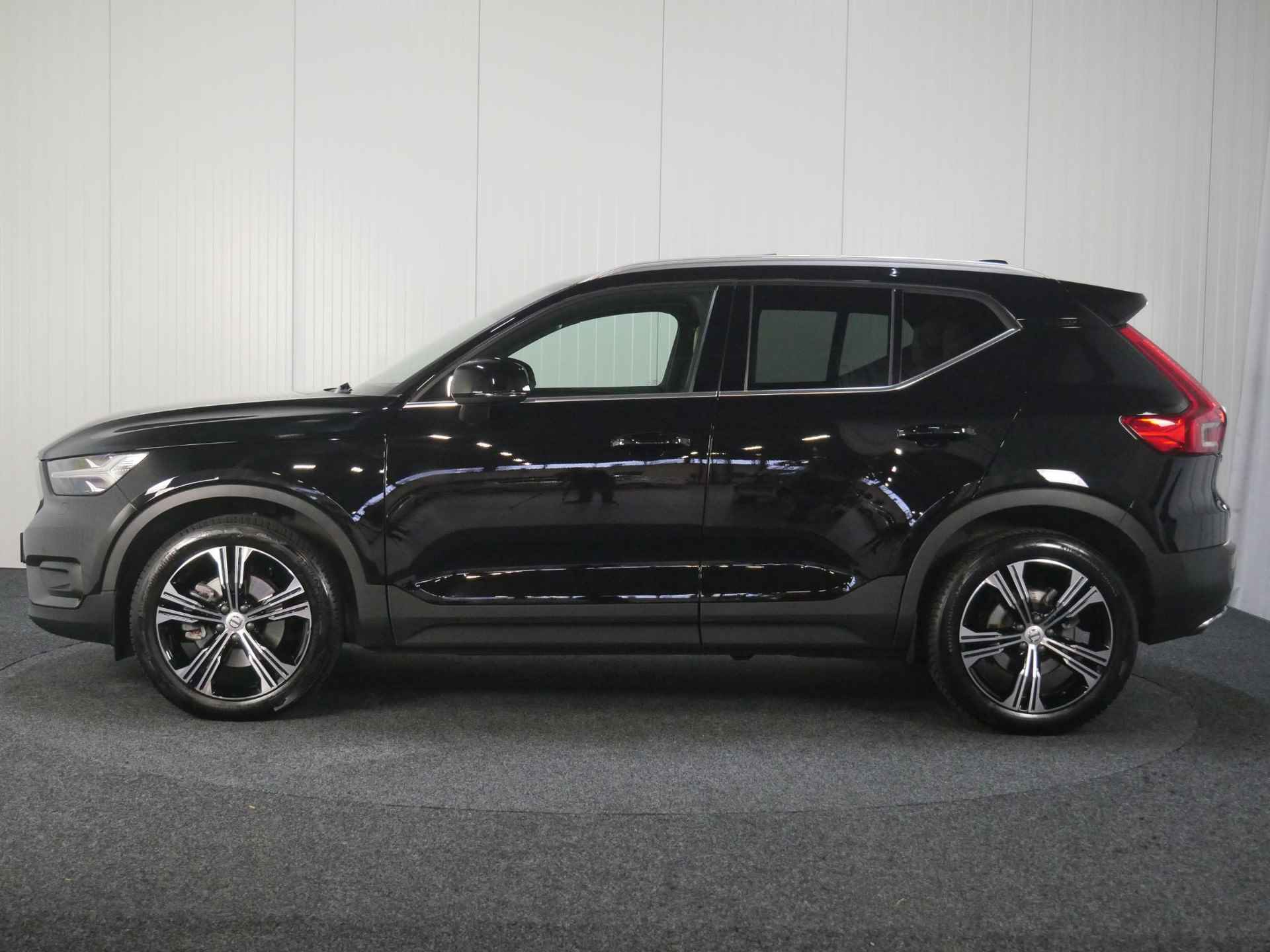 Volvo XC40 T4 AUT8 191PK Inscription, Verwarmbare Voorstoelen, Achteruitrijcamera, Harman Kardon, Draadloze telefoonlader, Panoramadak, Electronic Climate Control, Adaptieve Cruise Control, Dodehoekdetectie Met Correctie, Lederen Bekleding, Elektrisch Bedienbare Achterklep, Adaptieve Koplampen, Parkeersensoren, Rijstrooksensor Met Correctie - 2/48