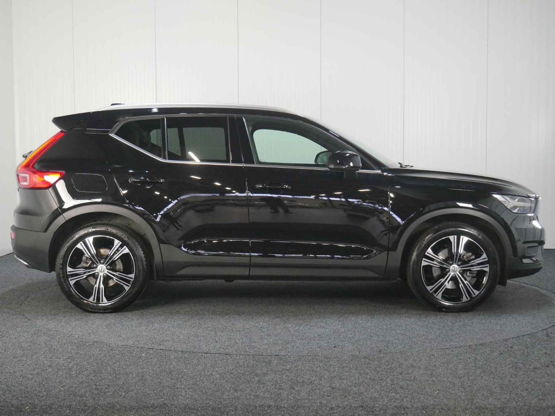 Volvo XC40 T4 AUT8 191PK Inscription, Verwarmbare Voorstoelen, Achteruitrijcamera, Harman Kardon, Draadloze telefoonlader, Panoramadak, Electronic Climate Control, Adaptieve Cruise Control, Dodehoekdetectie Met Correctie, Lederen Bekleding, Elektrisch Bedienbare Achterklep, Adaptieve Koplampen, Parkeersensoren, Rijstrooksensor Met Correctie - 10/48