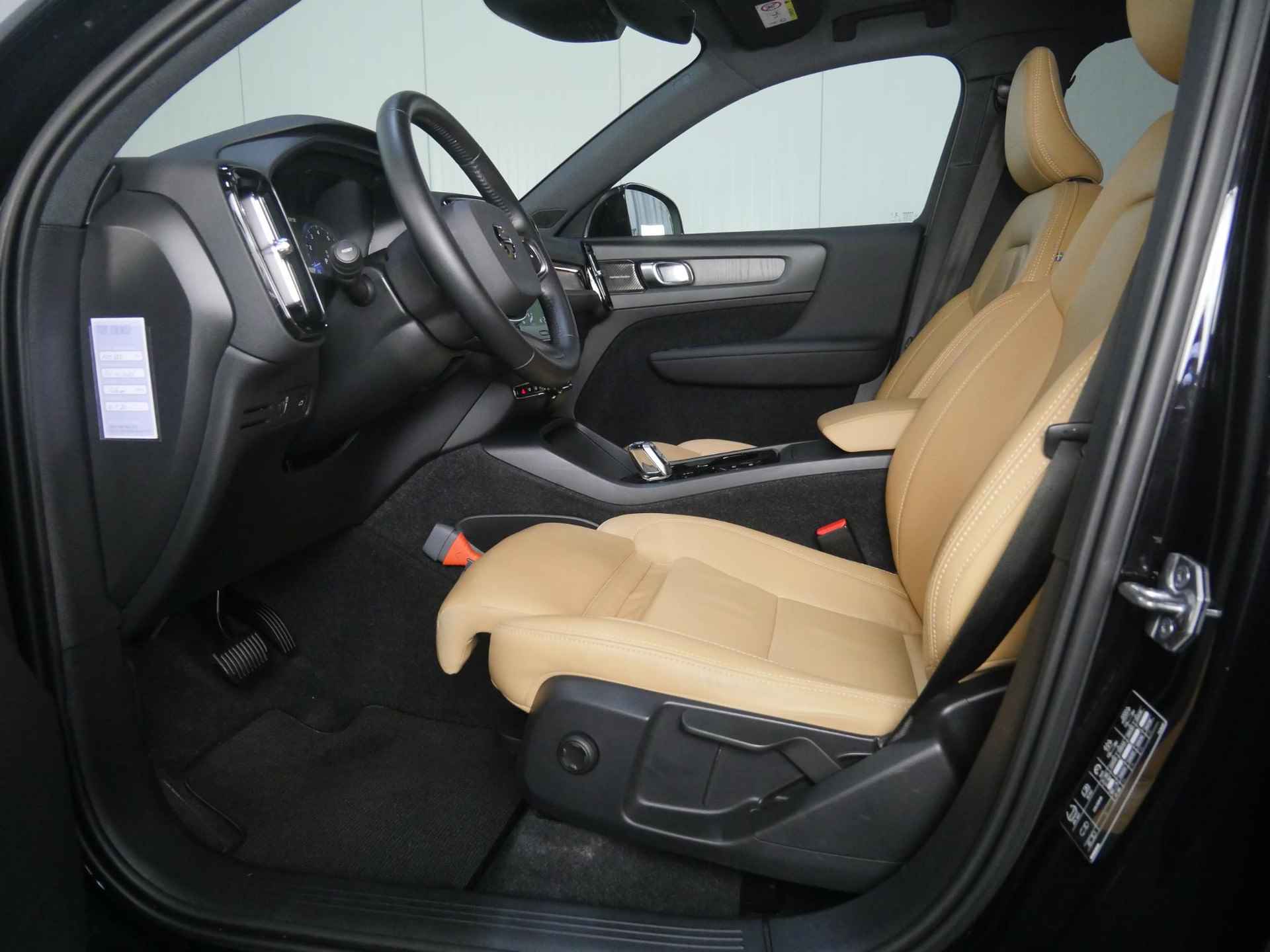 Volvo XC40 T4 AUT8 191PK Inscription, Verwarmbare Voorstoelen, Achteruitrijcamera, Harman Kardon, Draadloze telefoonlader, Panoramadak, Electronic Climate Control, Adaptieve Cruise Control, Dodehoekdetectie Met Correctie, Lederen Bekleding, Elektrisch Bedienbare Achterklep, Adaptieve Koplampen, Parkeersensoren, Rijstrooksensor Met Correctie - 19/48