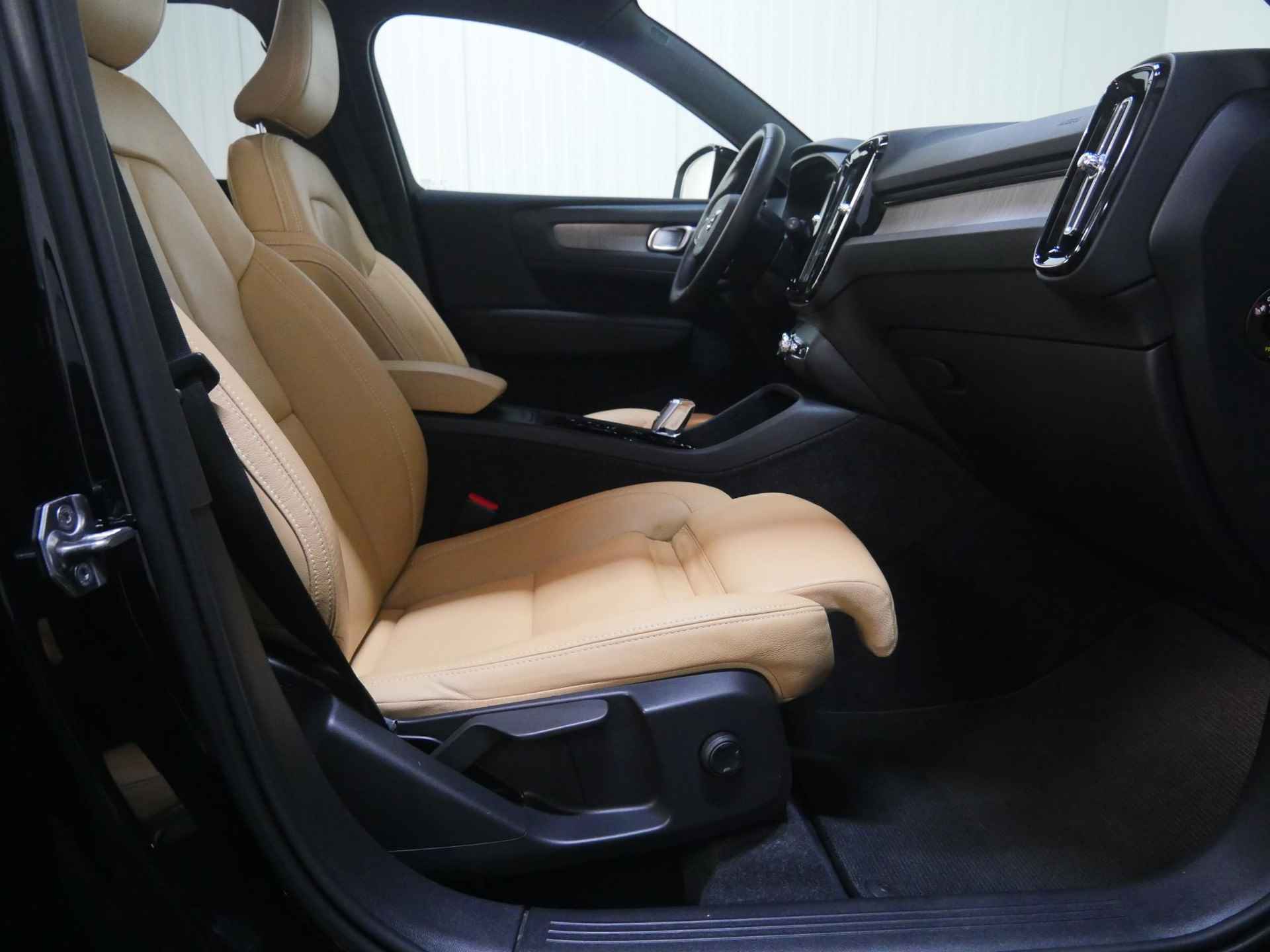 Volvo XC40 T4 AUT8 191PK Inscription, Verwarmbare Voorstoelen, Achteruitrijcamera, Harman Kardon, Draadloze telefoonlader, Panoramadak, Electronic Climate Control, Adaptieve Cruise Control, Dodehoekdetectie Met Correctie, Lederen Bekleding, Elektrisch Bedienbare Achterklep, Adaptieve Koplampen, Parkeersensoren, Rijstrooksensor Met Correctie - 29/48