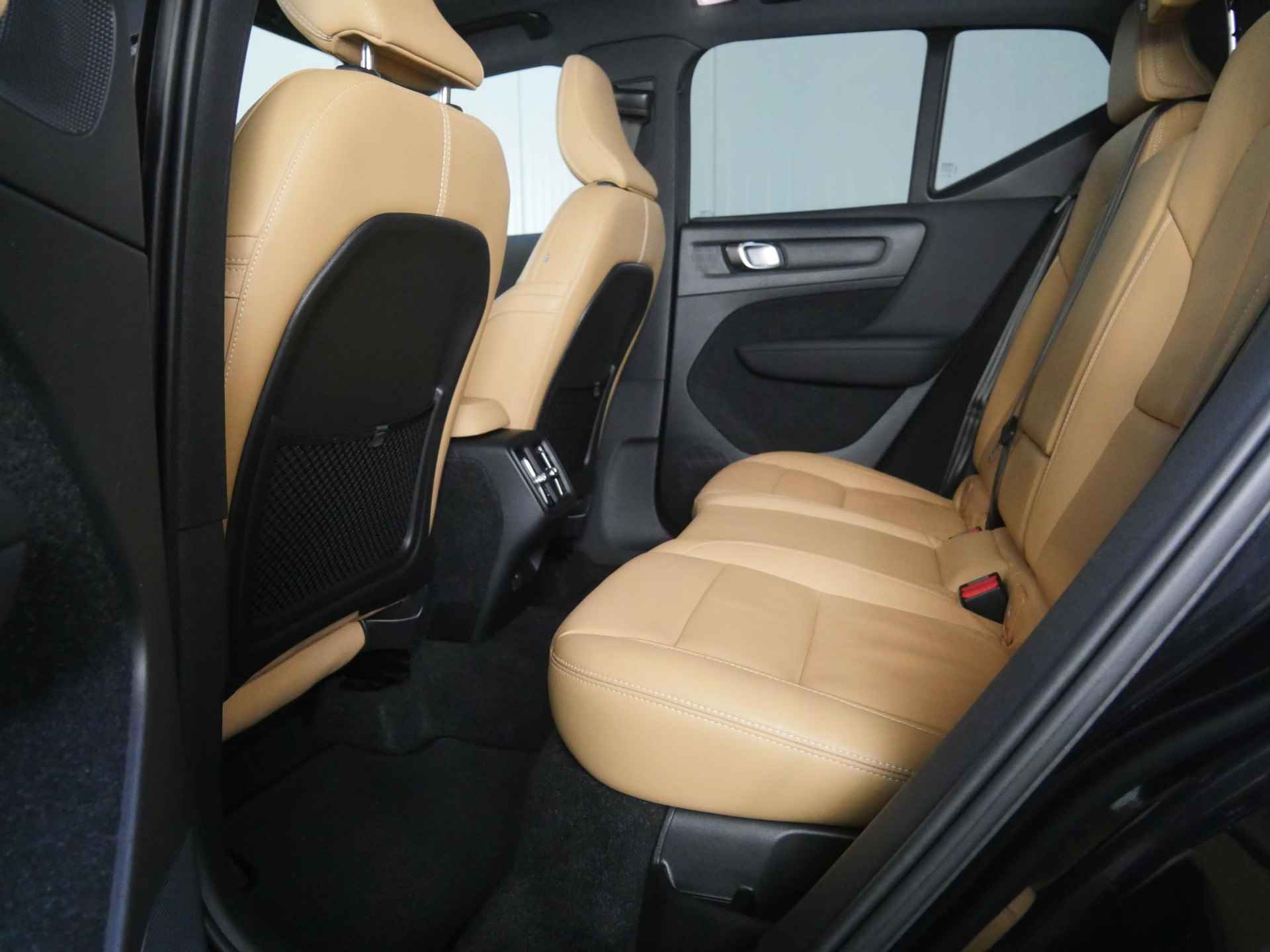 Volvo XC40 T4 AUT8 191PK Inscription, Verwarmbare Voorstoelen, Achteruitrijcamera, Harman Kardon, Draadloze telefoonlader, Panoramadak, Electronic Climate Control, Adaptieve Cruise Control, Dodehoekdetectie Met Correctie, Lederen Bekleding, Elektrisch Bedienbare Achterklep, Adaptieve Koplampen, Parkeersensoren, Rijstrooksensor Met Correctie - 45/48