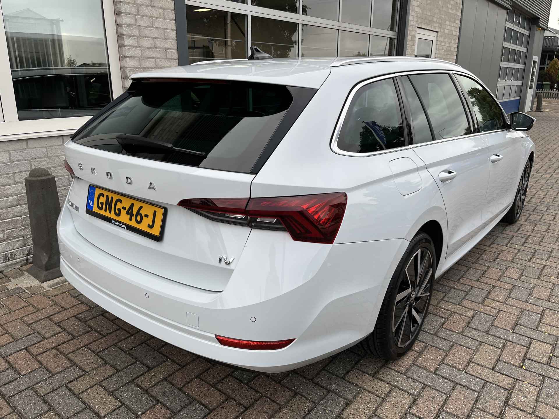 Škoda Octavia Combi 1.4 TSI iV PHEV Style / AUTOMAAT/ PARK. SENSOREN/ LED/ DODE HOEK/ KEYLESS/ MEMORY SEATS/ STOEL VERWARM. V EN A/ STUUR VERWARM./ HEAD UP DISPLAY/ ADAPT. CRUISE/ APP CONNECT/ NAVI/ CLIMA/ - 35/40