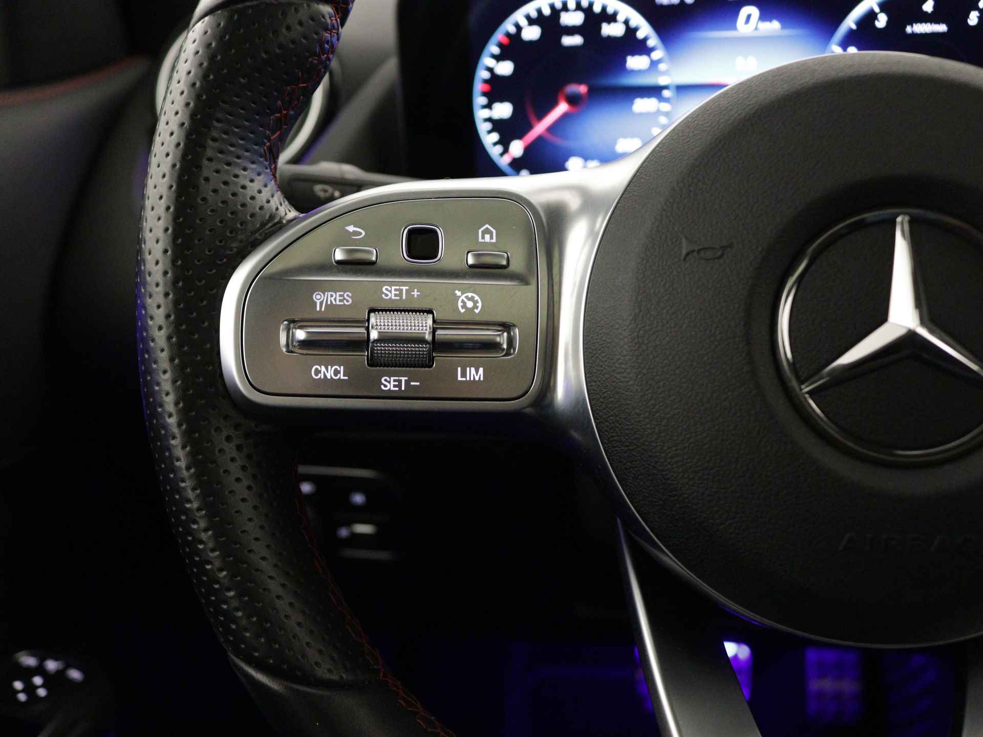 Mercedes-Benz GLA 180 Business Solution AMG | Panoramadak | Memory Seats | Multibeam LED | Inclusief 24 maanden Mercedes-Benz Certified garantie voor Europa. - 23/44