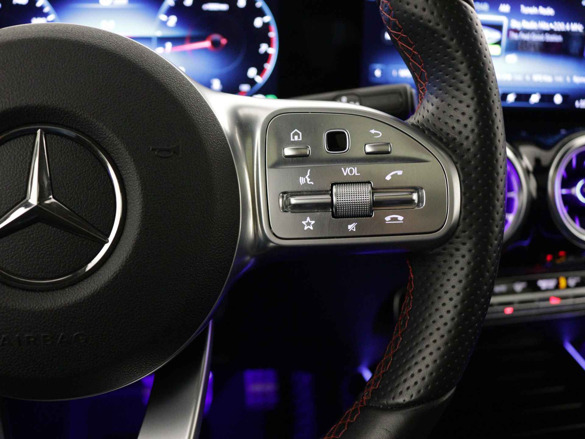 Mercedes-Benz GLA 180 Business Solution AMG | Panoramadak | Memory Seats | Multibeam LED | Inclusief 24 maanden Mercedes-Benz Certified garantie voor Europa. - 24/44
