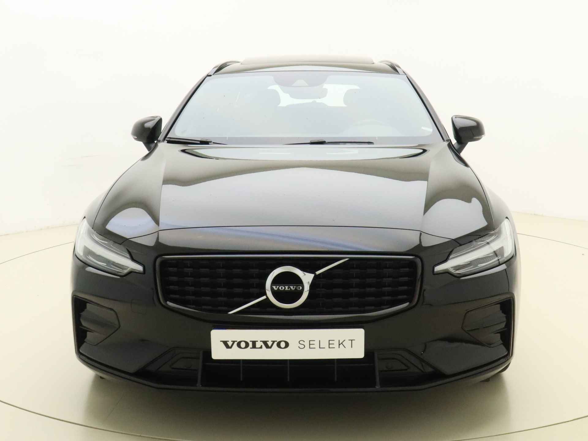 Volvo V60 B3 177pk Automaat R-Design / Panoramadak / H&K Audio / Elektr. Stoelen / Stoel + Stuurw. Verwarming / Keyless / ACC / BLIS / Elektr. Achterklep / DAB / 18'' / PDC + CAM / - 4/40
