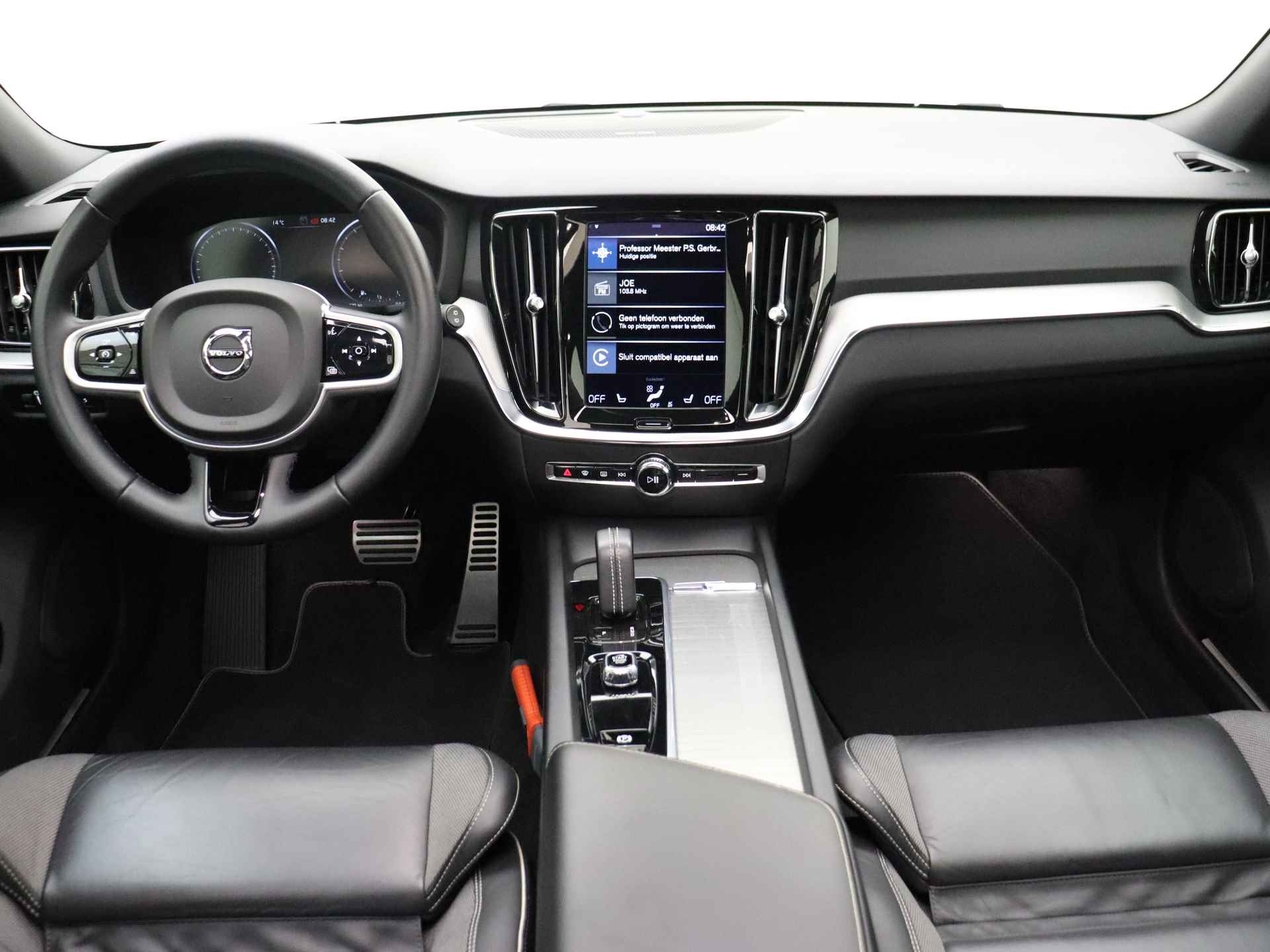 Volvo V60 B3 177pk Automaat R-Design / Panoramadak / H&K Audio / Elektr. Stoelen / Stoel + Stuurw. Verwarming / Keyless / ACC / BLIS / Elektr. Achterklep / DAB / 18'' / PDC + CAM / - 15/40