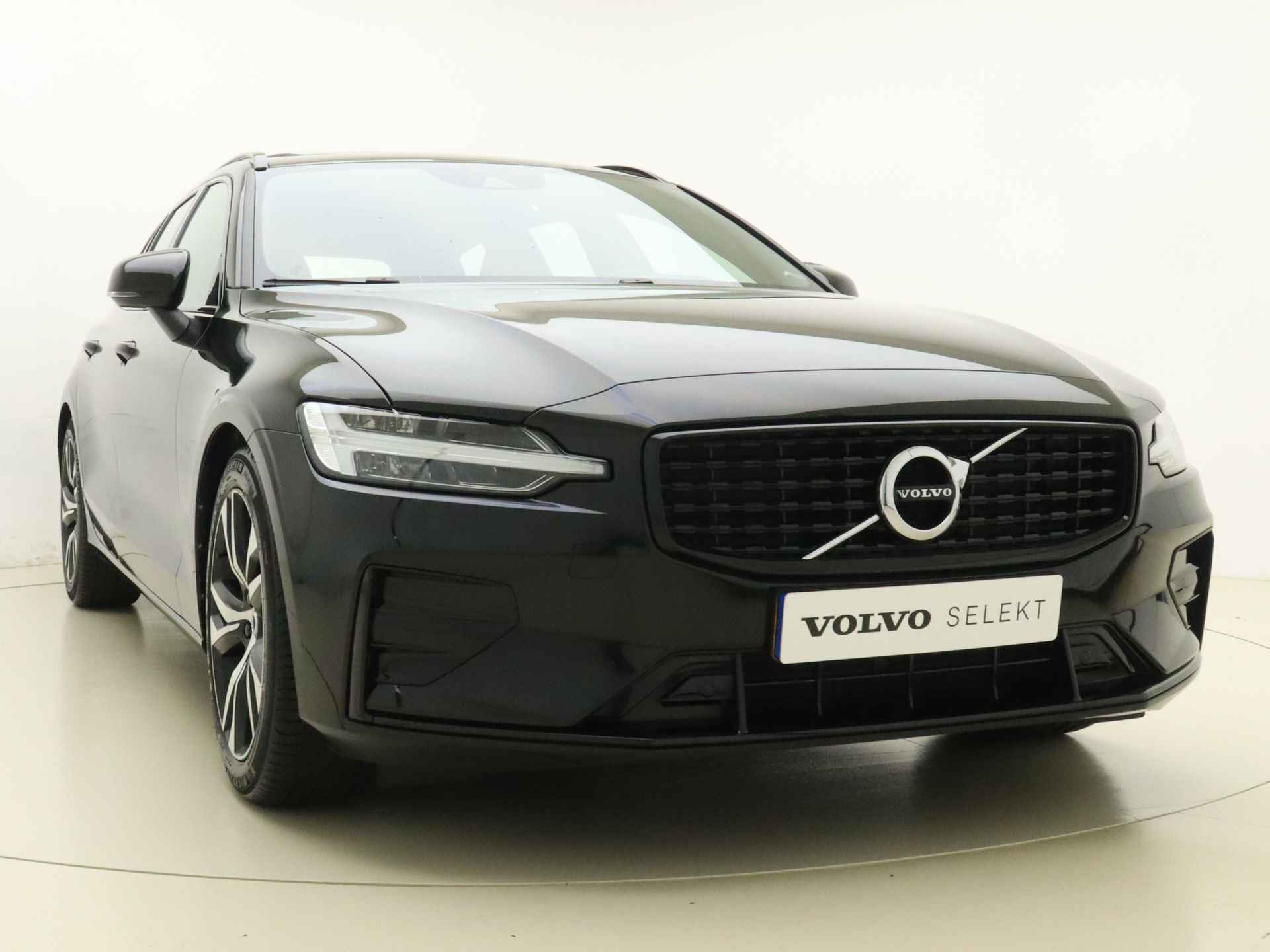 Volvo V60 B3 177pk Automaat R-Design / Panoramadak / H&K Audio / Elektr. Stoelen / Stoel + Stuurw. Verwarming / Keyless / ACC / BLIS / Elektr. Achterklep / DAB / 18'' / PDC + CAM / - 21/40