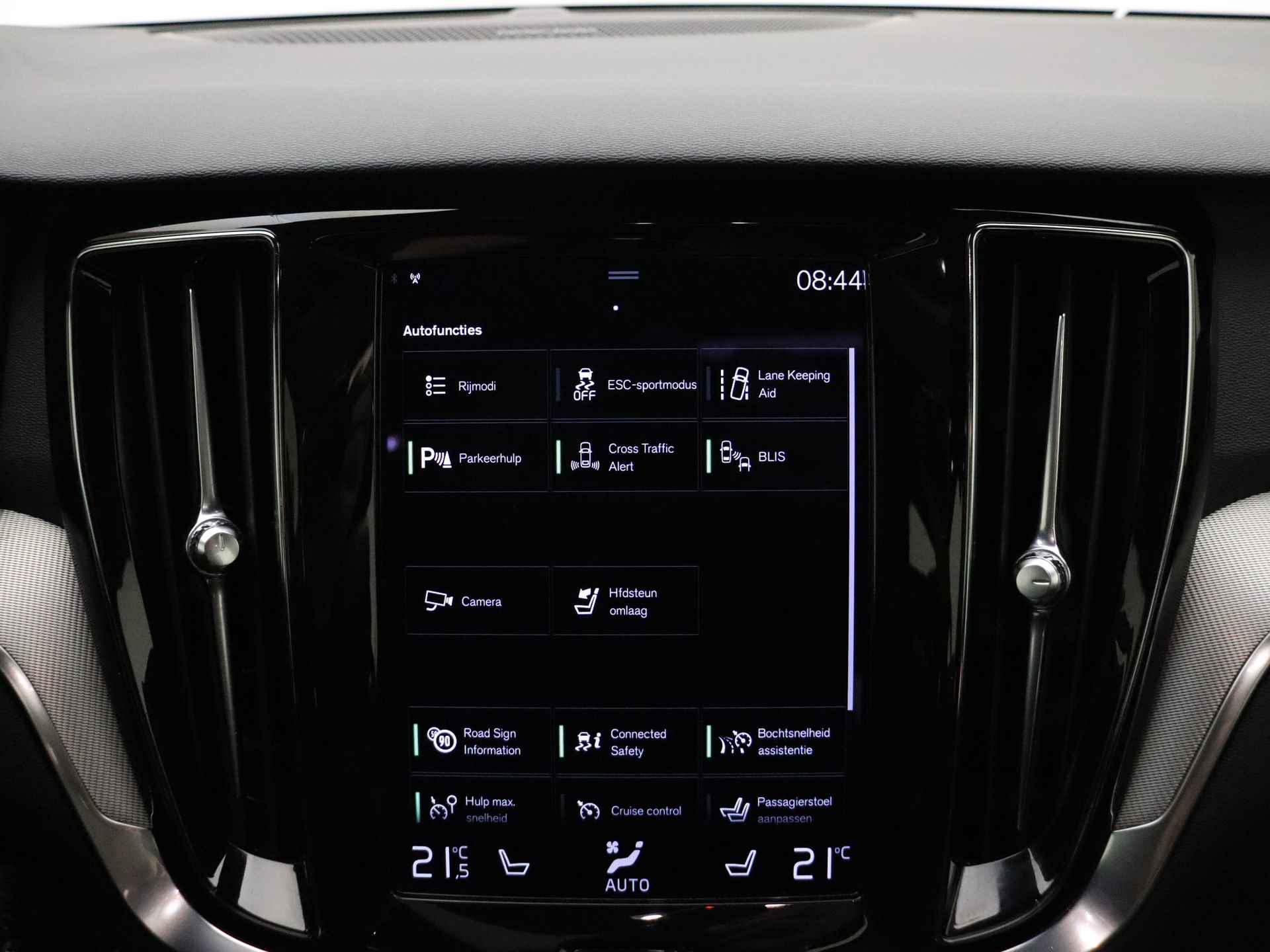 Volvo V60 B3 177pk Automaat R-Design / Panoramadak / H&K Audio / Elektr. Stoelen / Stoel + Stuurw. Verwarming / Keyless / ACC / BLIS / Elektr. Achterklep / DAB / 18'' / PDC + CAM / - 32/40
