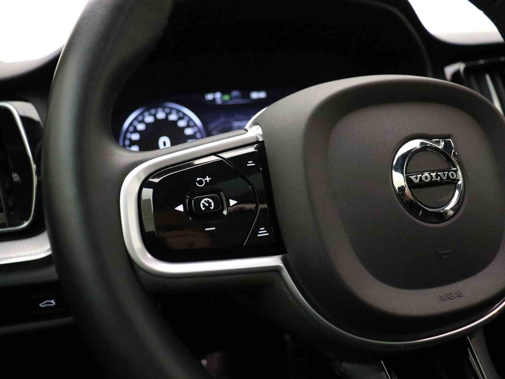 Volvo V60 B3 177pk Automaat R-Design / Panoramadak / H&K Audio / Elektr. Stoelen / Stoel + Stuurw. Verwarming / Keyless / ACC / BLIS / Elektr. Achterklep / DAB / 18'' / PDC + CAM / - 36/40