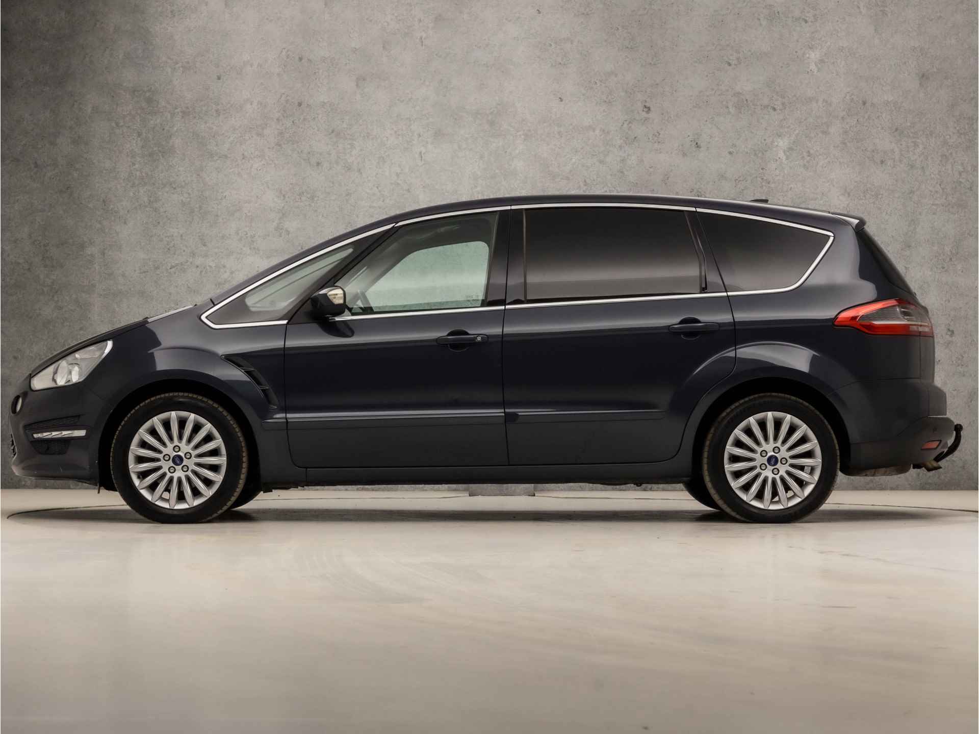 Ford S-Max 1.6 EcoBoost Titanium Sport 161Pk (NAVIGATIE, CLIMATE, ELEK SPORTSTOELEN, LEDER, CRUISE, LM VELGEN, PARKEERSENSOREN, TREKHAAK, NIEUWE APK, NIEUWSTAAT) - 2/33