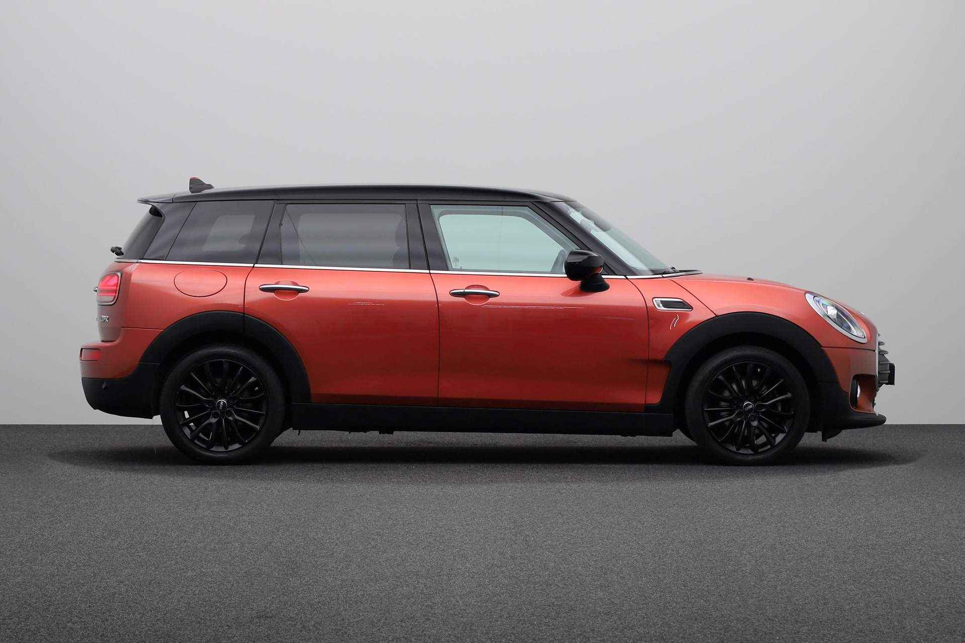 MINI Clubman 1.5 Cooper Chili | Buitenspiegels elektrisch inklapbaar | Comfort Access | Extra getint glas achter | Comfortstoelen | Apple CarPlay voorbereiding | 	2-zone aut.airconditioning | - 10/25