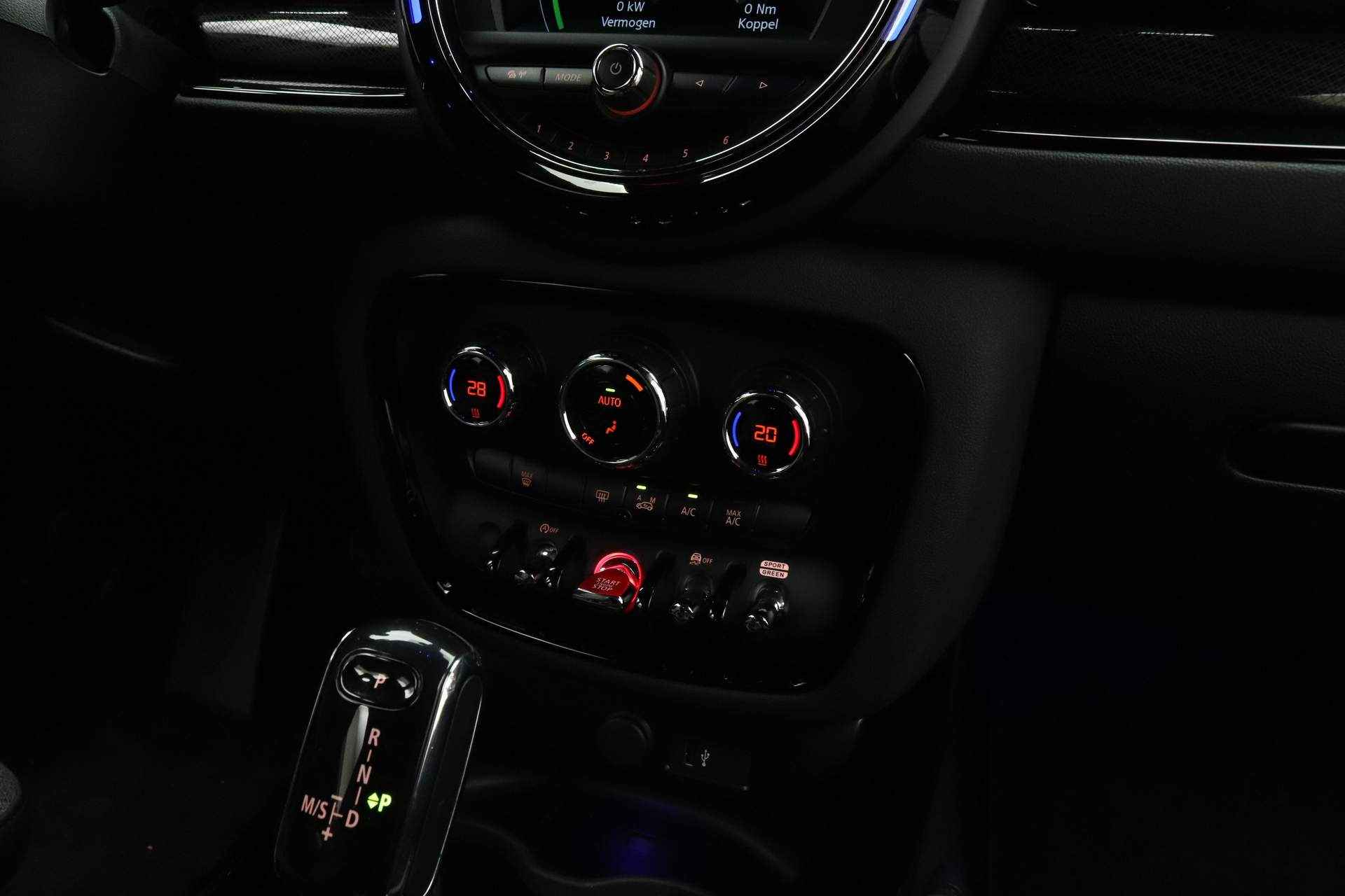 MINI Clubman 1.5 Cooper Chili | Buitenspiegels elektrisch inklapbaar | Comfort Access | Extra getint glas achter | Comfortstoelen | Apple CarPlay voorbereiding | 	2-zone aut.airconditioning | - 21/25