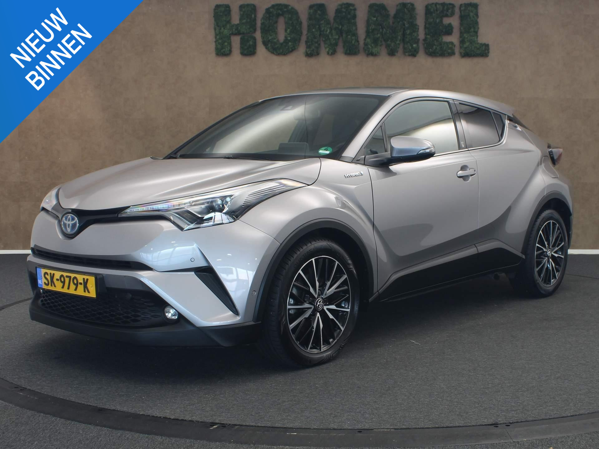 Toyota C-HR 1.8 Hybrid Dynamic  - NAVIGATIE - DODEHOEK DETECTIE - 18 INCH LICHT METALEN VELGEN - PARKEERASSISTENT - PARKEERSENSOREN VOOR/ ACHTER - VOORSTOELEN VERWARMD - CLIMATE CONTROL