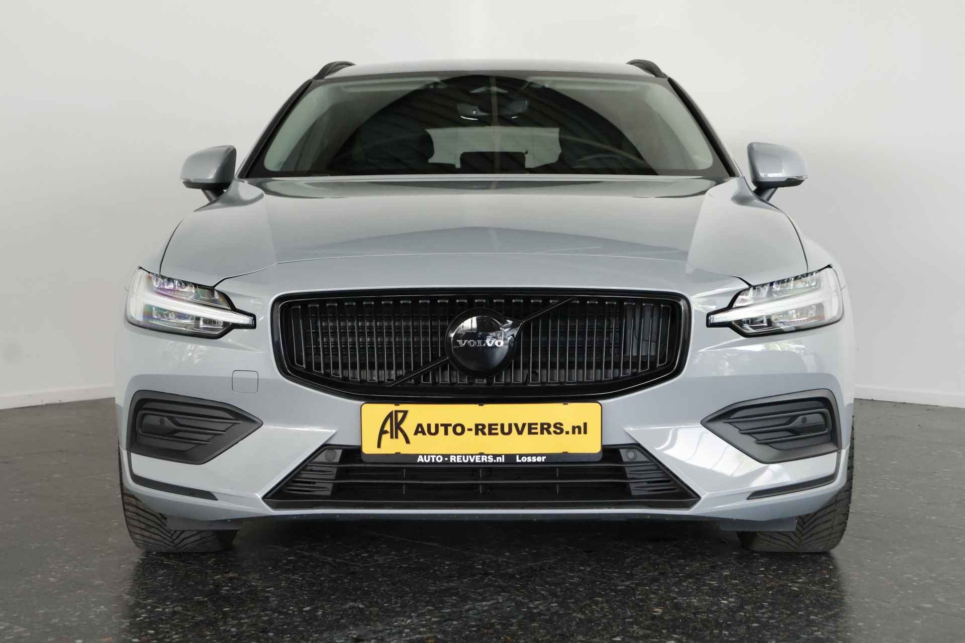 Volvo V60 2.0 B3 Core Edition / LED / Leder / Pilot Assist / CarPlay / DAB - 7/33