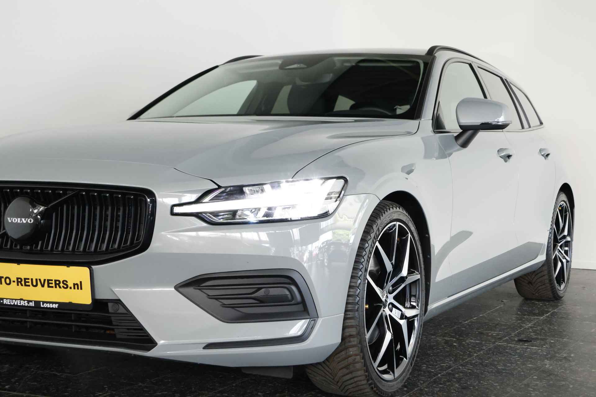 Volvo V60 2.0 B3 Core Edition / LED / Leder / Pilot Assist / CarPlay / DAB - 17/33