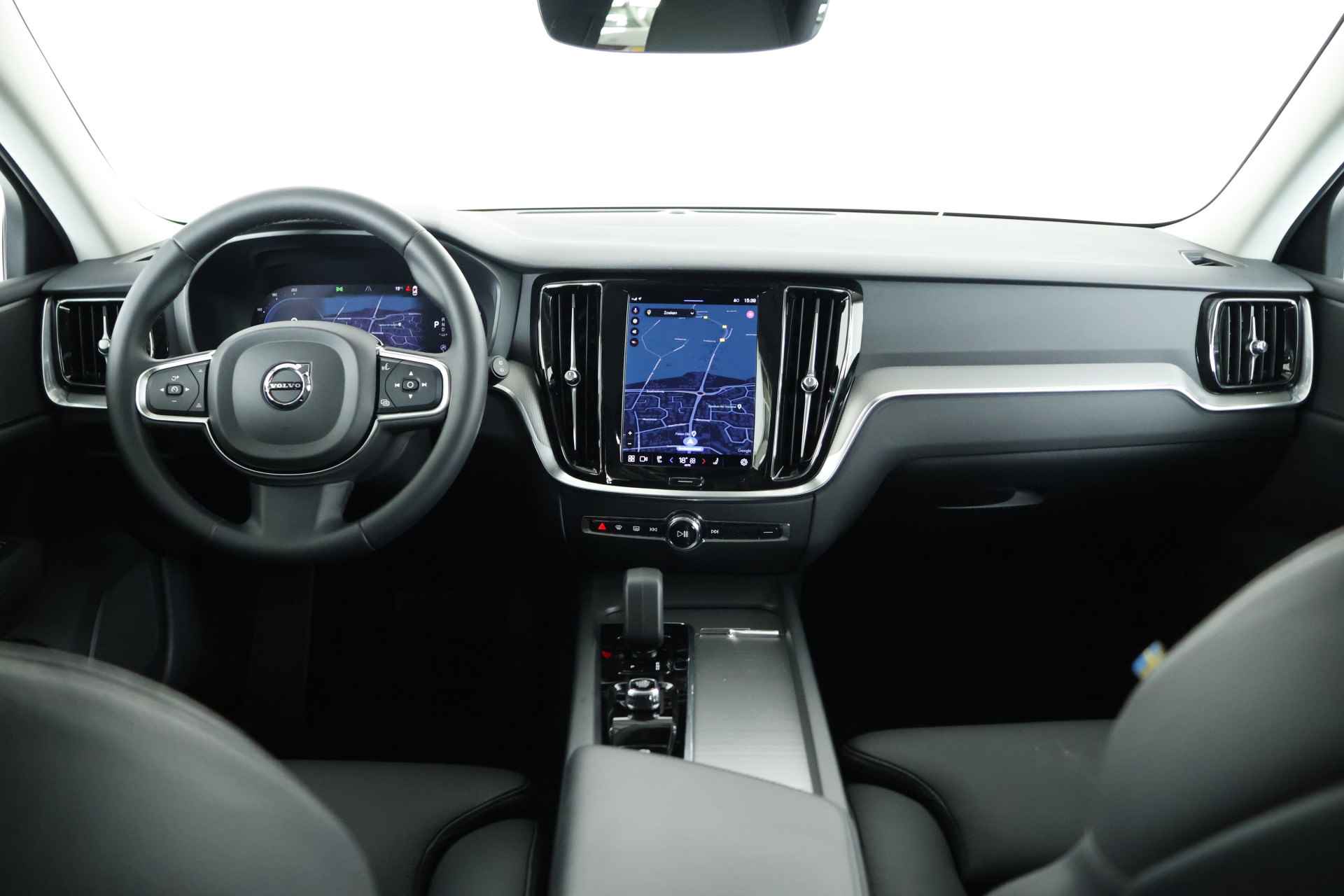 Volvo V60 2.0 B3 Core Edition / LED / Leder / Pilot Assist / CarPlay / DAB - 31/33