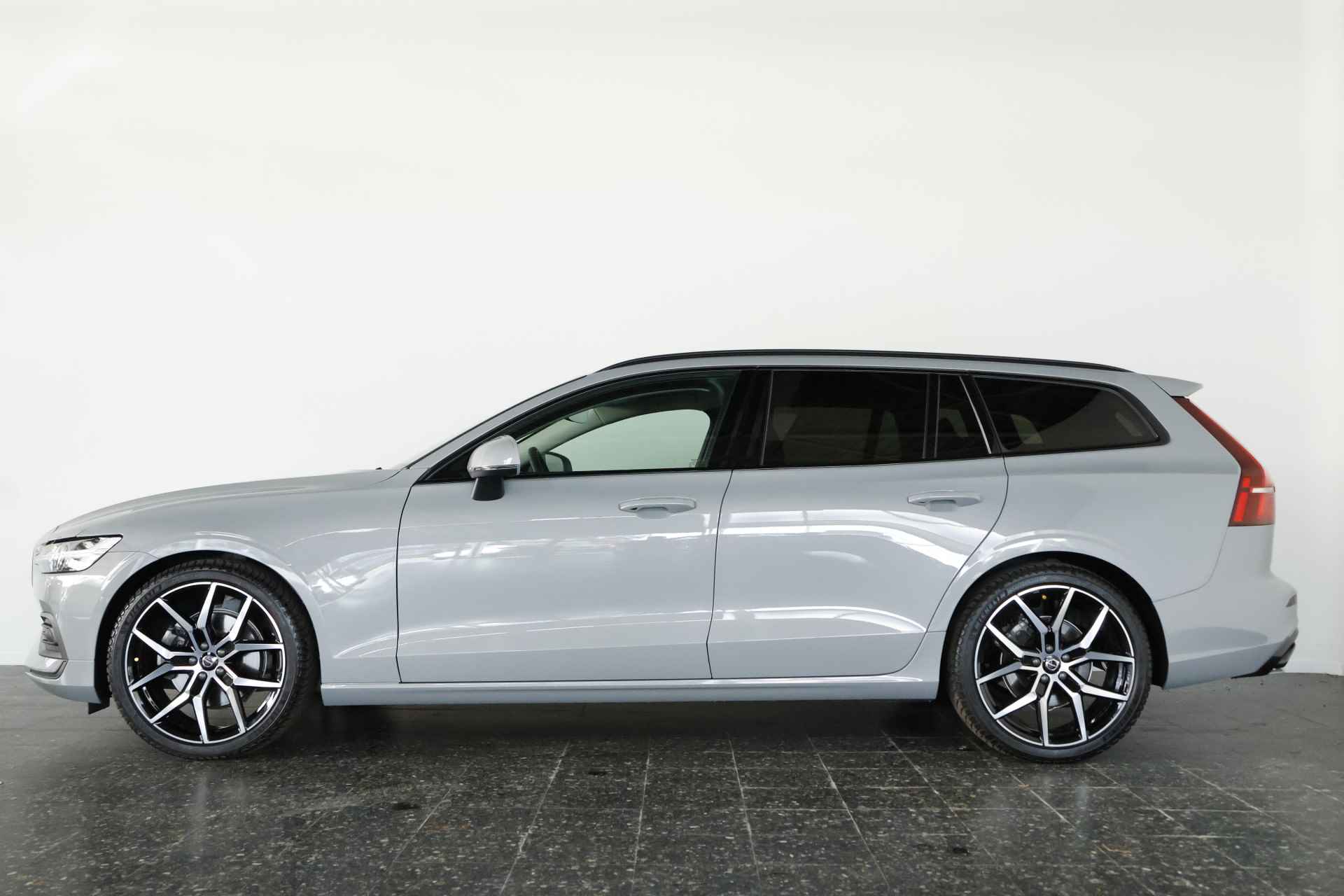 Volvo V60 2.0 B3 Core Edition / LED / Leder / Pilot Assist / CarPlay / DAB - 33/33