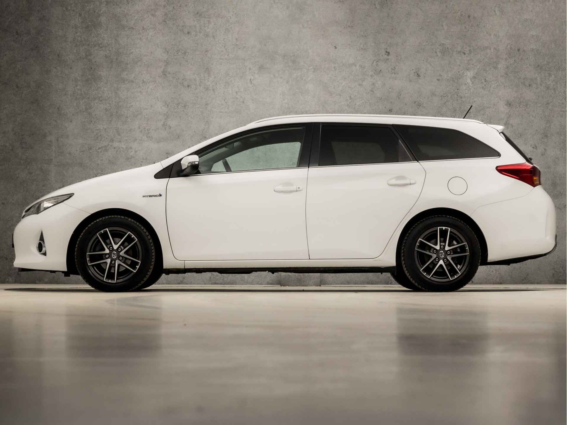 Toyota Auris Touring Sports 1.8 Hybrid Aspiration Automaat (NAVIGATIE, CLIMATE, CAMERA, GETINT GLAS, XENON, SPORTSTOELEN, CRUISE, NIEUWE APK, BLUETOOTH, NIEUWSTAAT) - 2/35