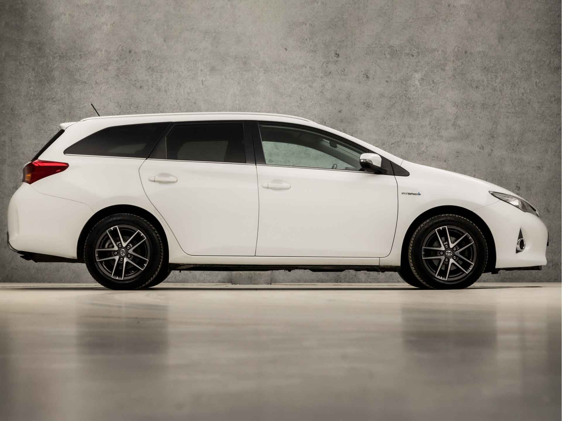 Toyota Auris Touring Sports 1.8 Hybrid Aspiration Automaat (NAVIGATIE, CLIMATE, CAMERA, GETINT GLAS, XENON, SPORTSTOELEN, CRUISE, NIEUWE APK, BLUETOOTH, NIEUWSTAAT) - 4/35