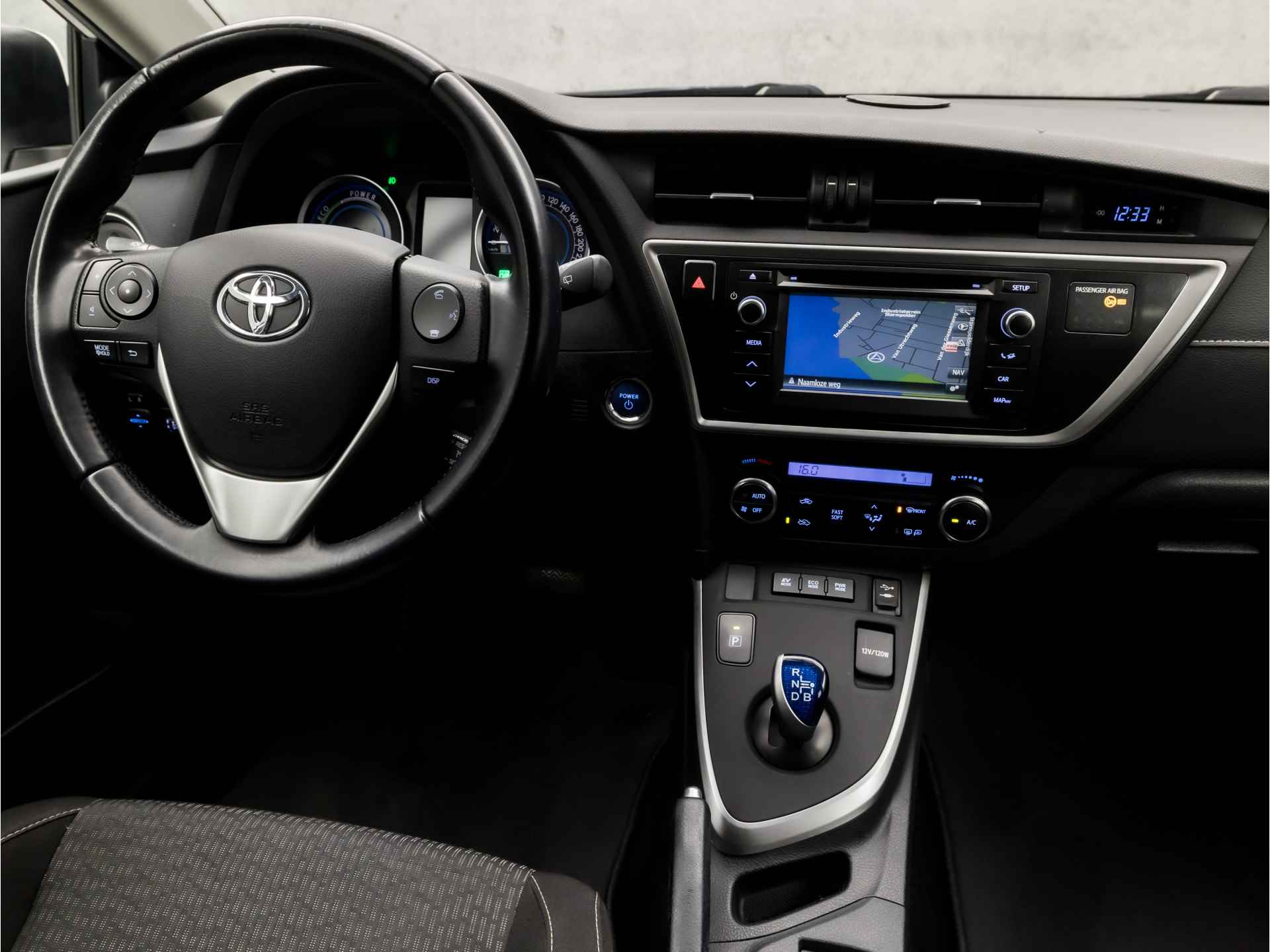 Toyota Auris Touring Sports 1.8 Hybrid Aspiration Automaat (NAVIGATIE, CLIMATE, CAMERA, GETINT GLAS, XENON, SPORTSTOELEN, CRUISE, NIEUWE APK, BLUETOOTH, NIEUWSTAAT) - 7/35