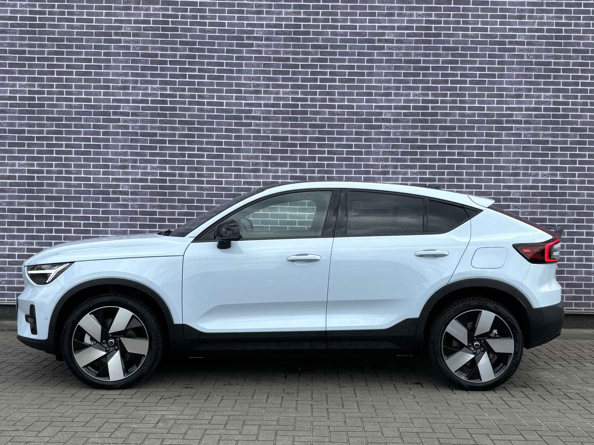 Volvo C40 Recharge Extended Range Ultimate | Pixel LED | 20 inch velgen | Extra getint glas | Nubuck bekleding | 360 camera - 4/30