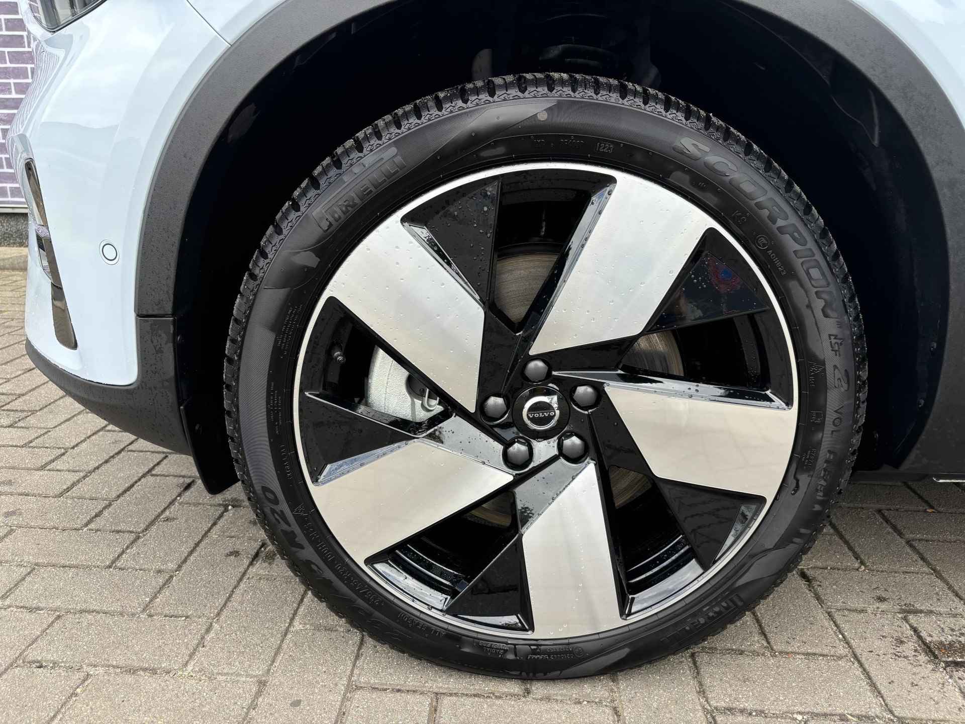 Volvo C40 Recharge Extended Range Ultimate | Pixel LED | 20 inch velgen | Extra getint glas | Nubuck bekleding | 360 camera - 18/30