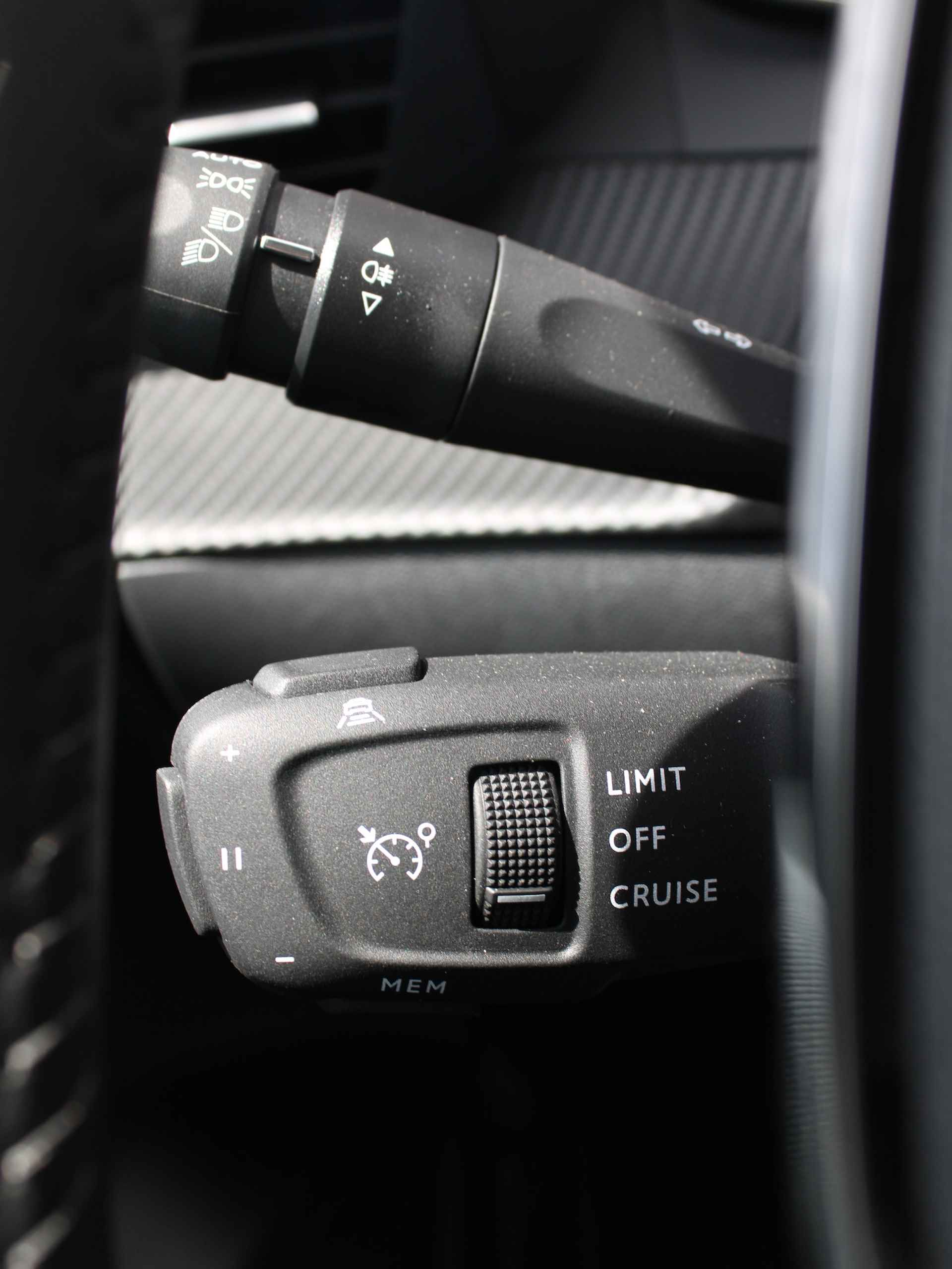 Peugeot 208 1.2 PureTech Allure Keyless Entry, Camera voor & achter, Lichtmetalen velgen en Stoelverwarming - 15/26