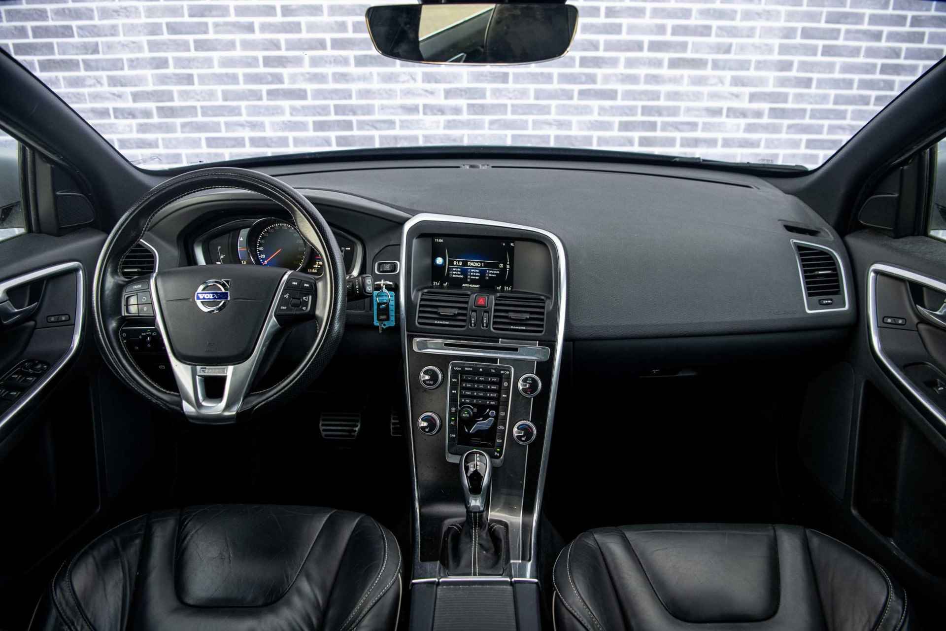 Volvo XC60 2.0 T5 FWD R-Design | Standkachel | Sensoren voor + achter | Volvo On Call | Schuif/kanteldak | Power Seats | Camera | Xenon | - 7/38