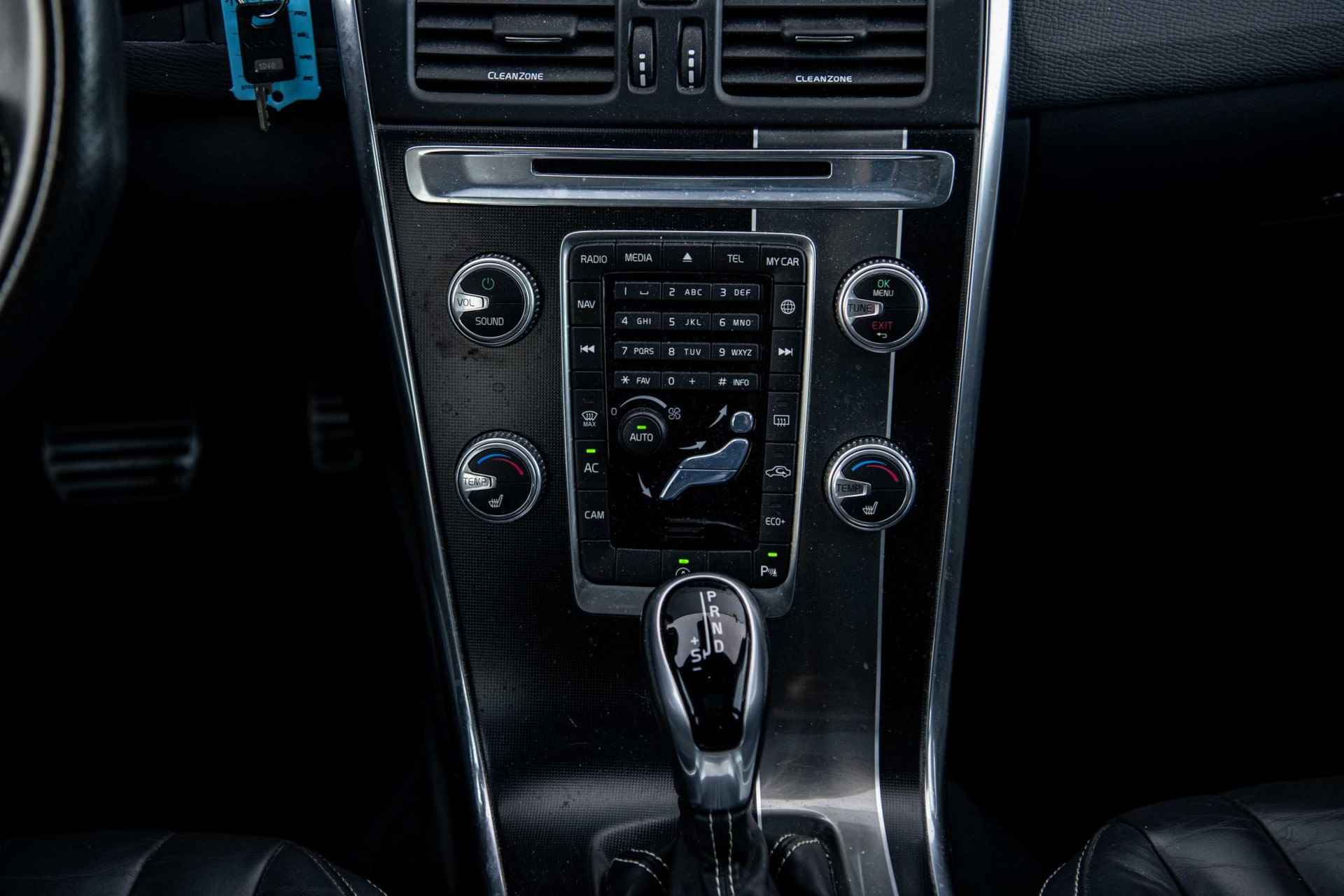 Volvo XC60 2.0 T5 FWD R-Design | Standkachel | Sensoren voor + achter | Volvo On Call | Schuif/kanteldak | Power Seats | Camera | Xenon | - 14/38
