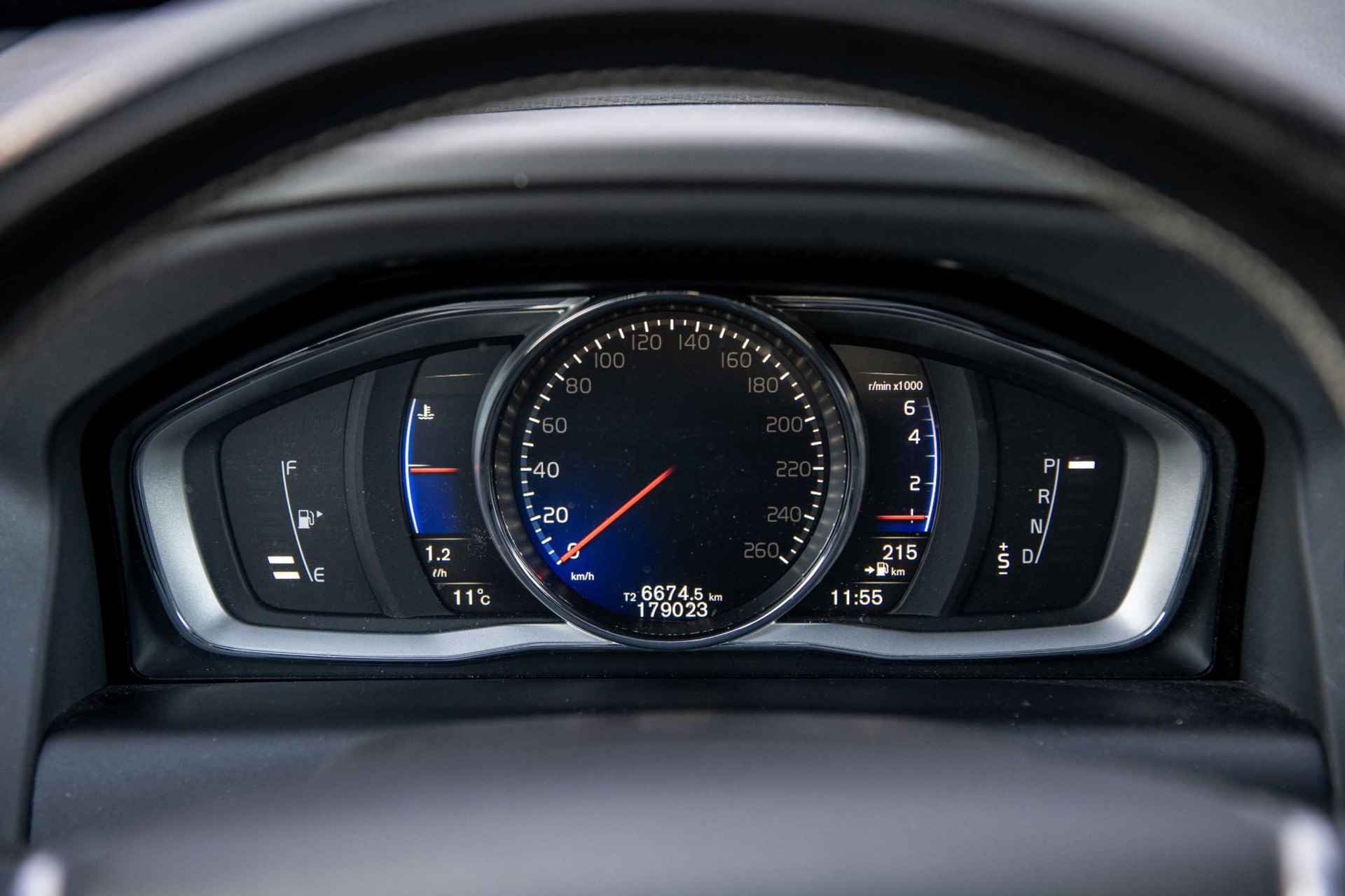 Volvo XC60 2.0 T5 FWD R-Design | Standkachel | Sensoren voor + achter | Volvo On Call | Schuif/kanteldak | Power Seats | Camera | Xenon | - 16/38