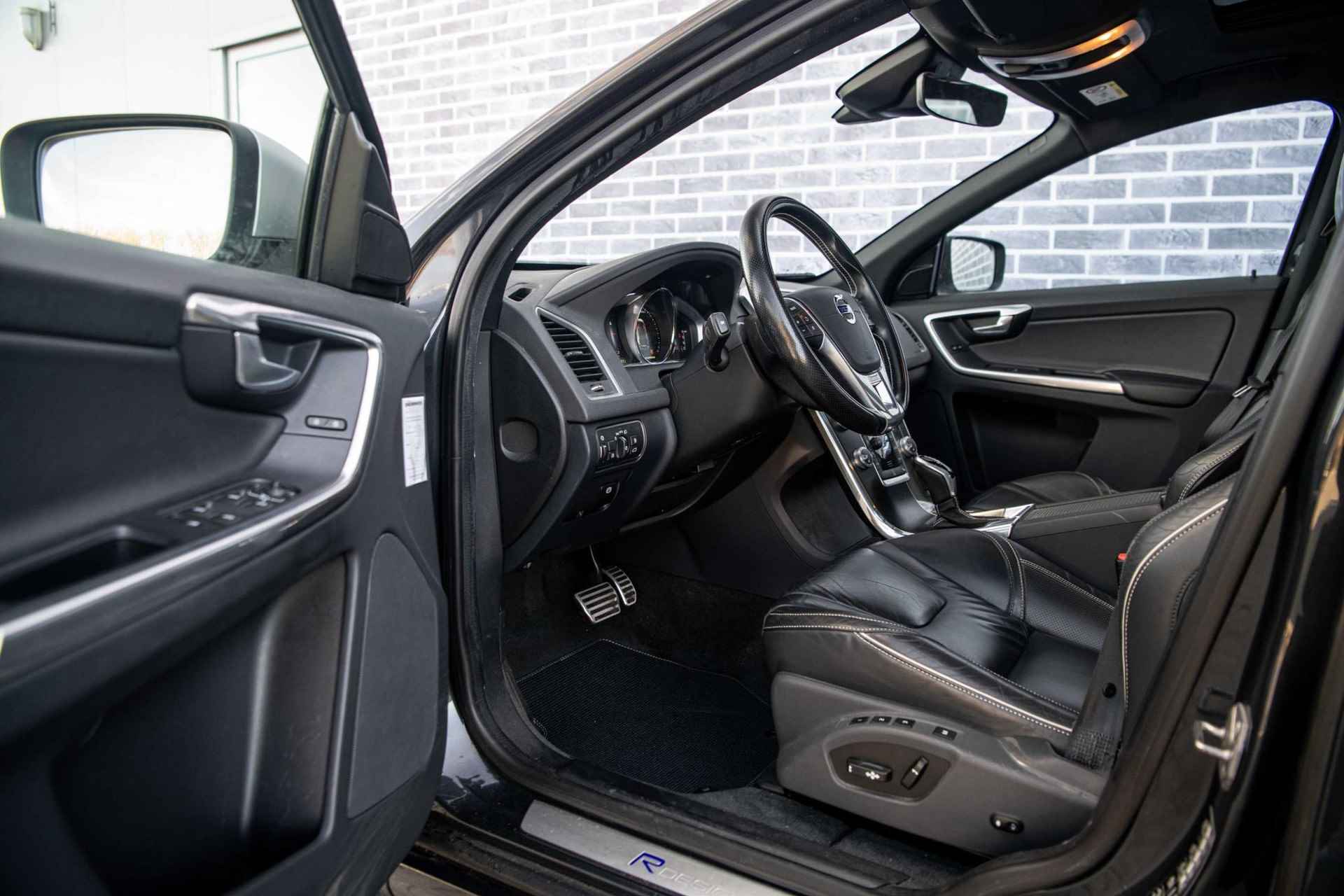 Volvo XC60 2.0 T5 FWD R-Design | Standkachel | Sensoren voor + achter | Volvo On Call | Schuif/kanteldak | Power Seats | Camera | Xenon | - 19/38