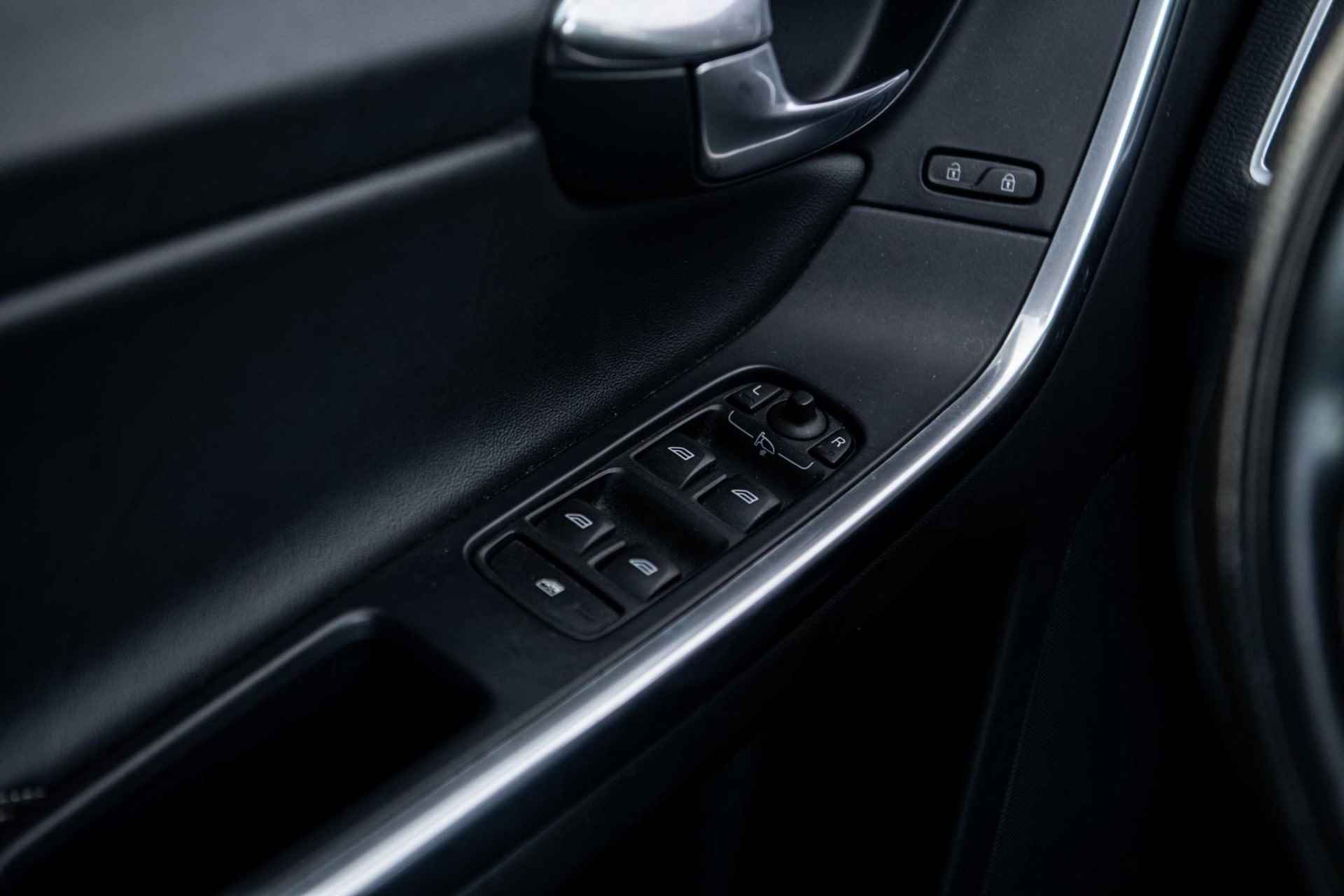 Volvo XC60 2.0 T5 FWD R-Design | Standkachel | Sensoren voor + achter | Volvo On Call | Schuif/kanteldak | Power Seats | Camera | Xenon | - 25/38