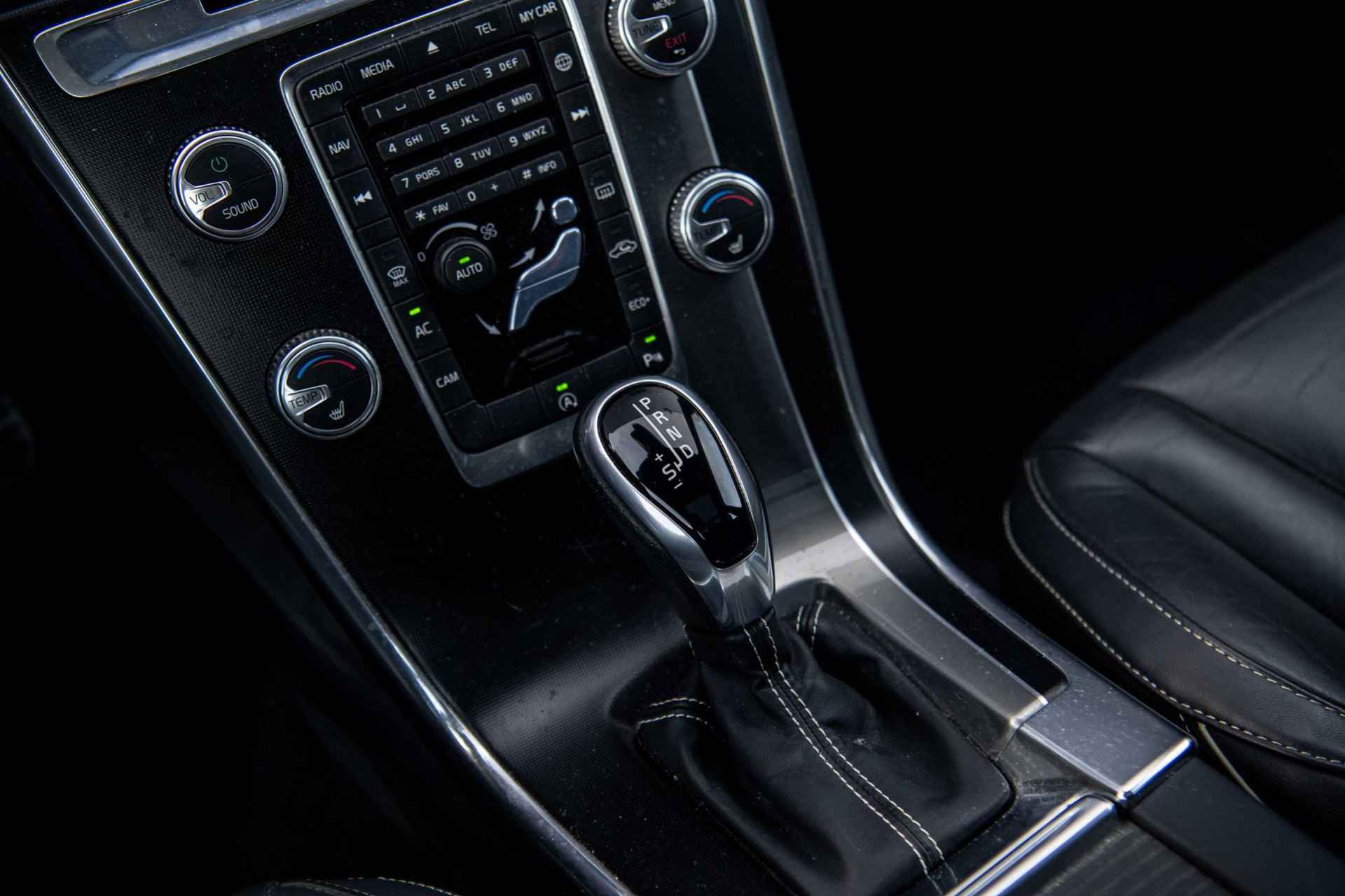 Volvo XC60 2.0 T5 FWD R-Design | Standkachel | Sensoren voor + achter | Volvo On Call | Schuif/kanteldak | Power Seats | Camera | Xenon | - 28/38