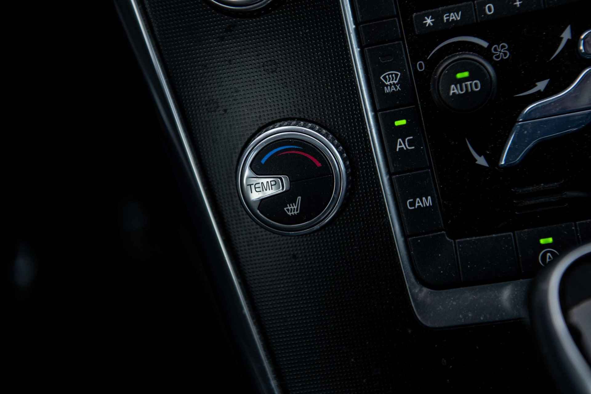 Volvo XC60 2.0 T5 FWD R-Design | Standkachel | Sensoren voor + achter | Volvo On Call | Schuif/kanteldak | Power Seats | Camera | Xenon | - 29/38