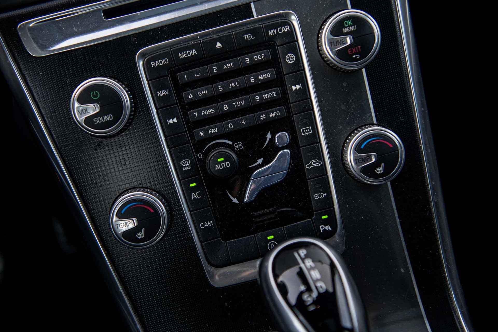Volvo XC60 2.0 T5 FWD R-Design | Standkachel | Sensoren voor + achter | Volvo On Call | Schuif/kanteldak | Power Seats | Camera | Xenon | - 30/38