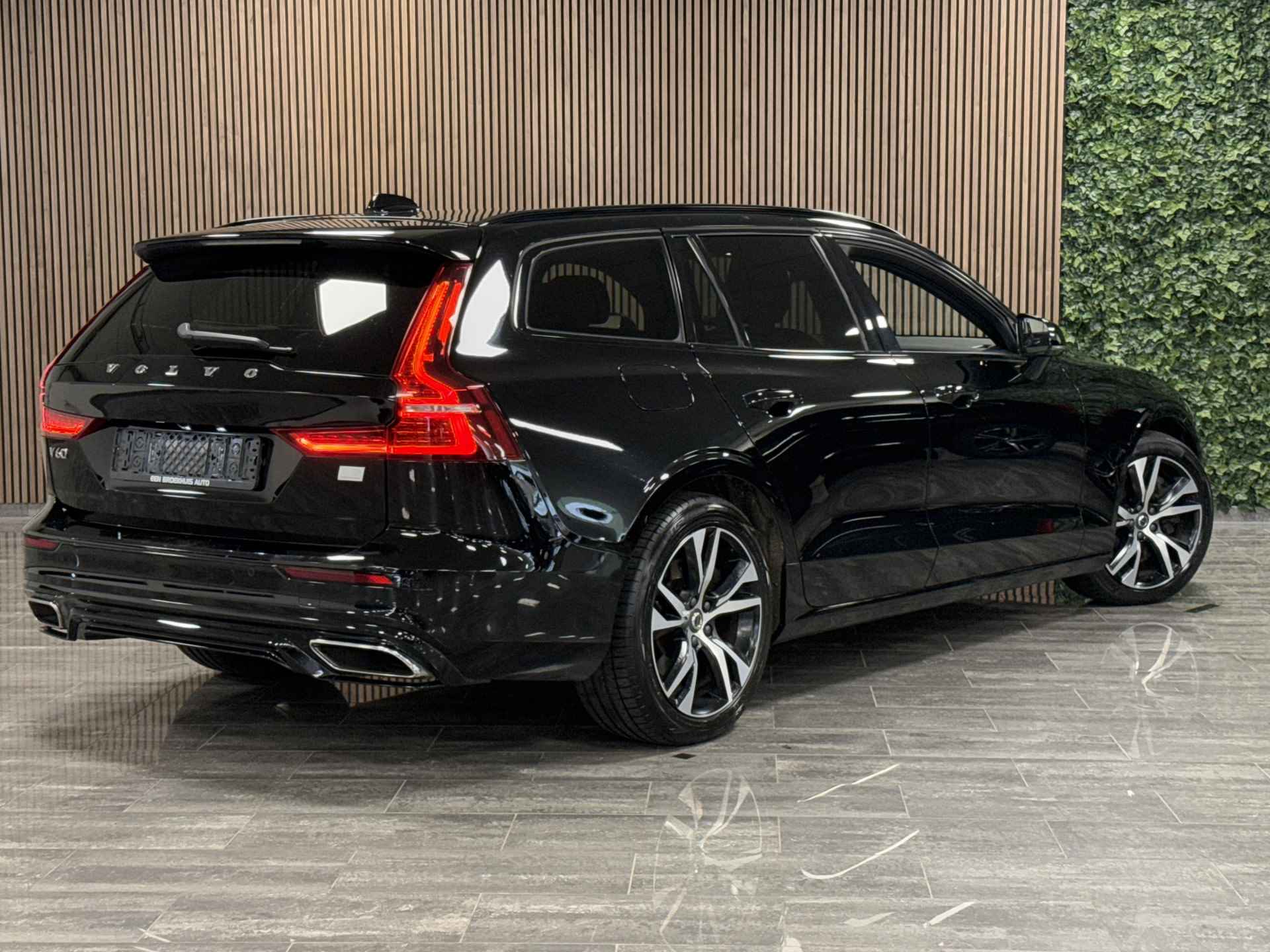 Volvo V60 T6 AWD Recharge R-Design | Harman Kardon | Adaptieve Cruise Control | Stoel en Stuurwielverwarming | Parkeercamera | Full LED Me - 2/34