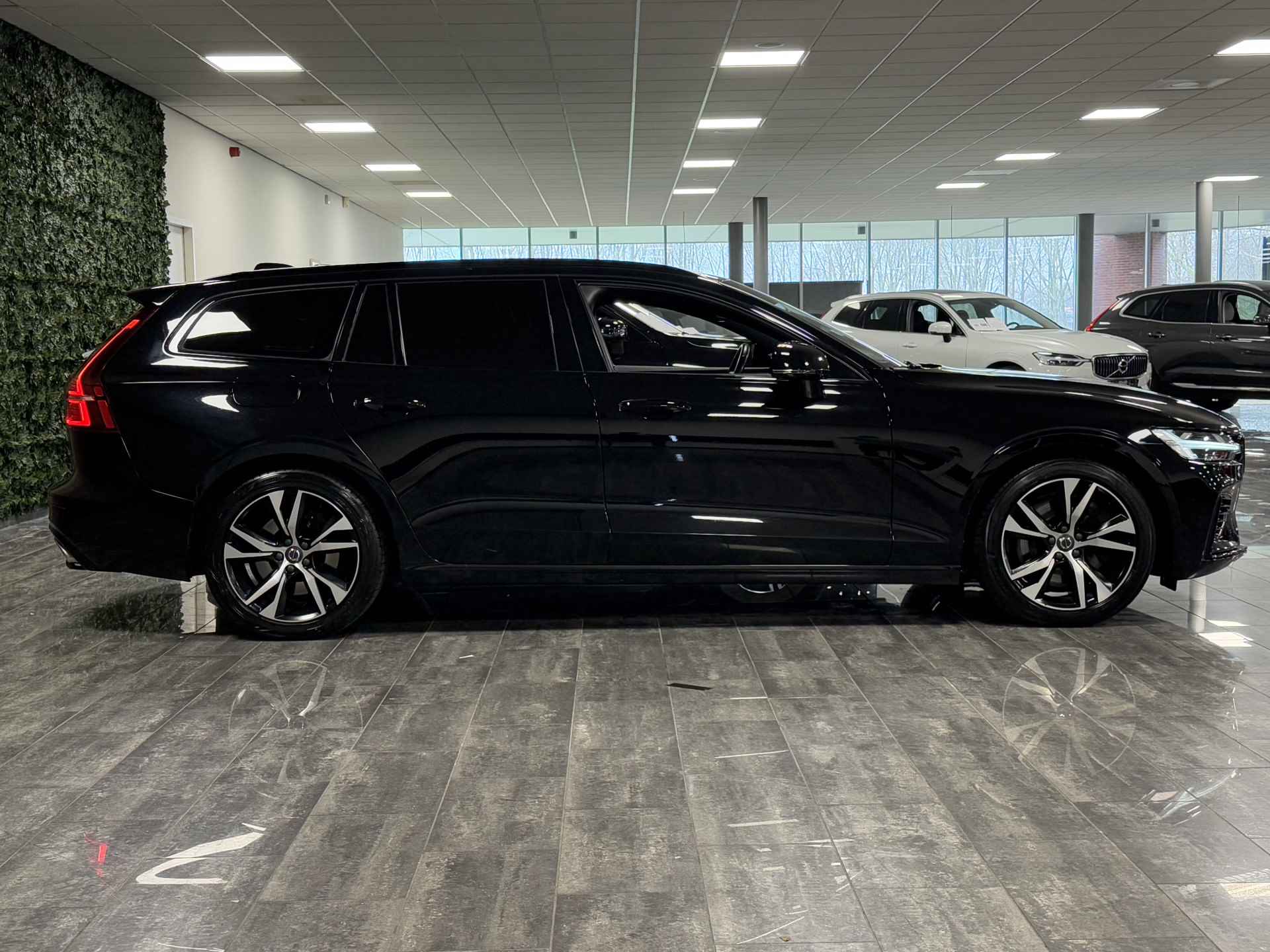 Volvo V60 T6 AWD Recharge R-Design | Harman Kardon | Adaptieve Cruise Control | Stoel en Stuurwielverwarming | Parkeercamera | Full LED Me - 4/34