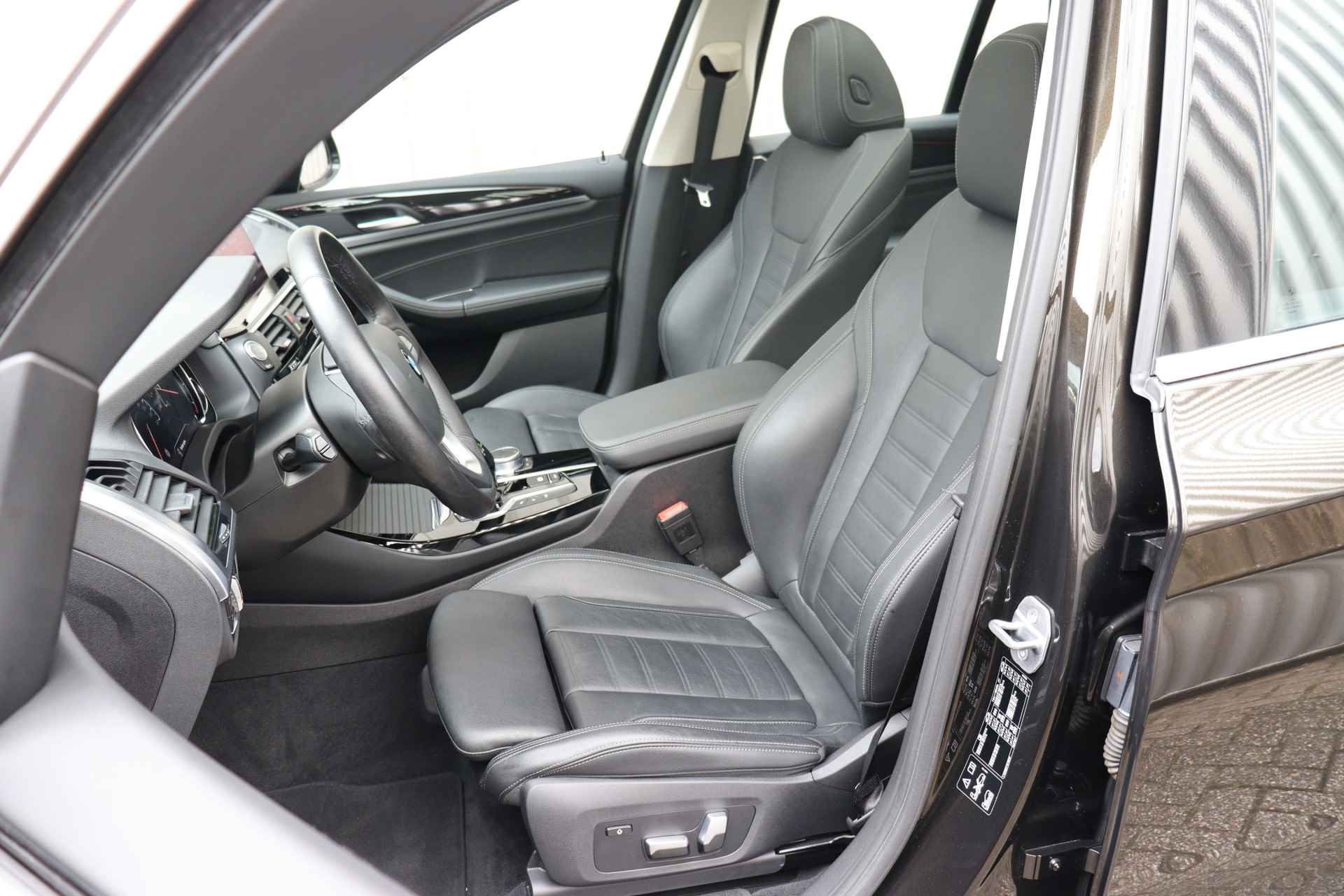 BMW X3 xDrive20i High Executive xLine Automaat / Panoramadak / Trekhaak / Sportstoelen / Adaptieve LED / Parking Assistant Plus / Apple CarPlay / Head-Up - 5/27