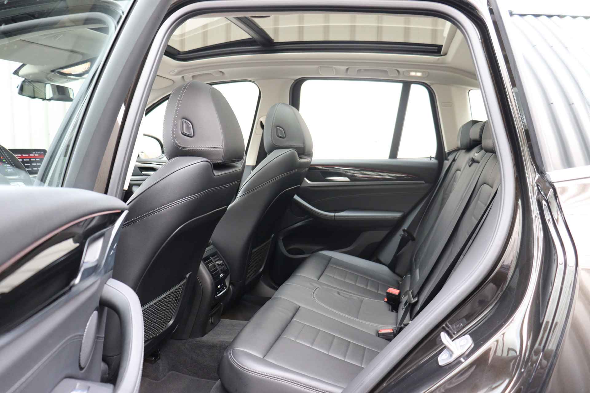 BMW X3 xDrive20i High Executive xLine Automaat / Panoramadak / Trekhaak / Sportstoelen / Adaptieve LED / Parking Assistant Plus / Apple CarPlay / Head-Up - 7/27
