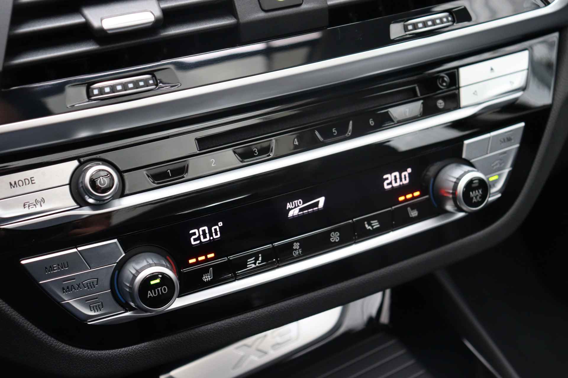 BMW X3 xDrive20i High Executive xLine Automaat / Panoramadak / Trekhaak / Sportstoelen / Adaptieve LED / Parking Assistant Plus / Apple CarPlay / Head-Up - 16/27