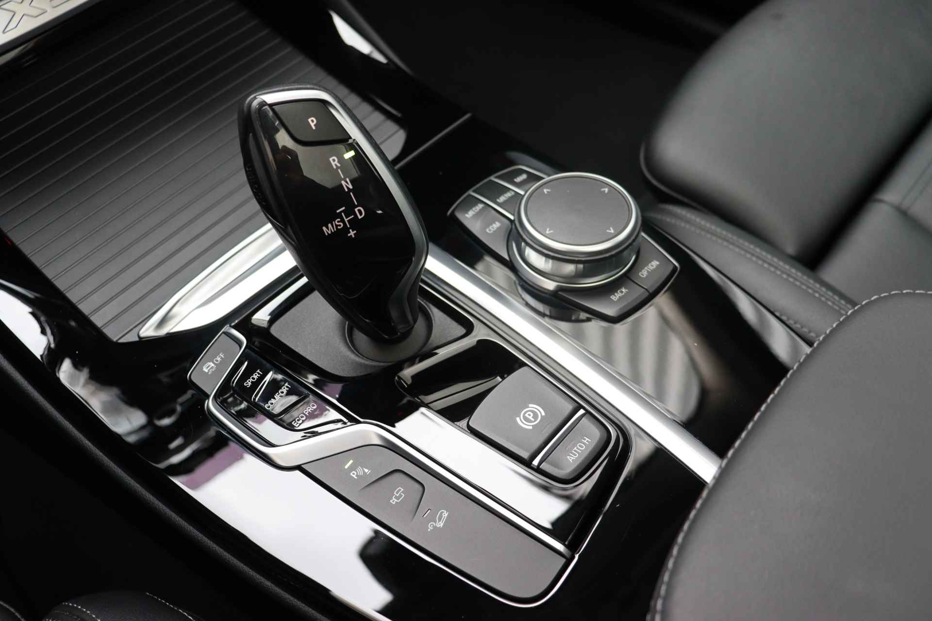 BMW X3 xDrive20i High Executive xLine Automaat / Panoramadak / Trekhaak / Sportstoelen / Adaptieve LED / Parking Assistant Plus / Apple CarPlay / Head-Up - 17/27