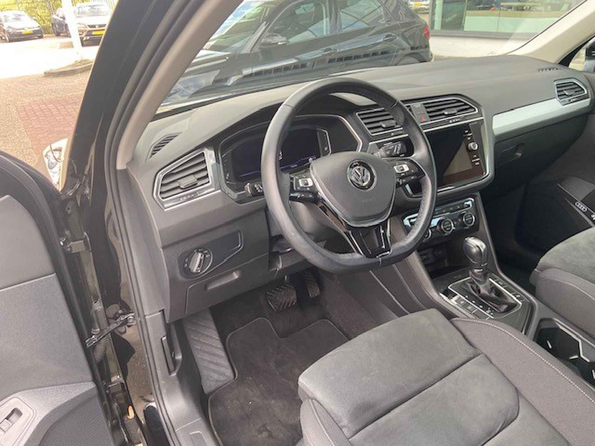 Volkswagen Tiguan 1.5 TSI ACT Comfortline Business / LED / Digitale Cockpit / 18" LMV / Elek. Verstelbare Voorstoelen / Navi / Stoelverwarming - 14/21