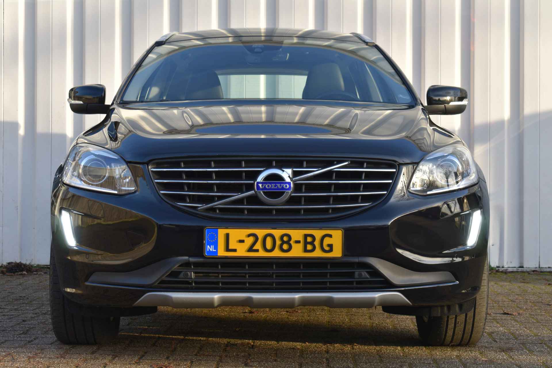 Volvo XC60 D4 191pk Automaat Summum | Trekhaak | Sensoren achter&camera | Stoelverwarming | - 2/28