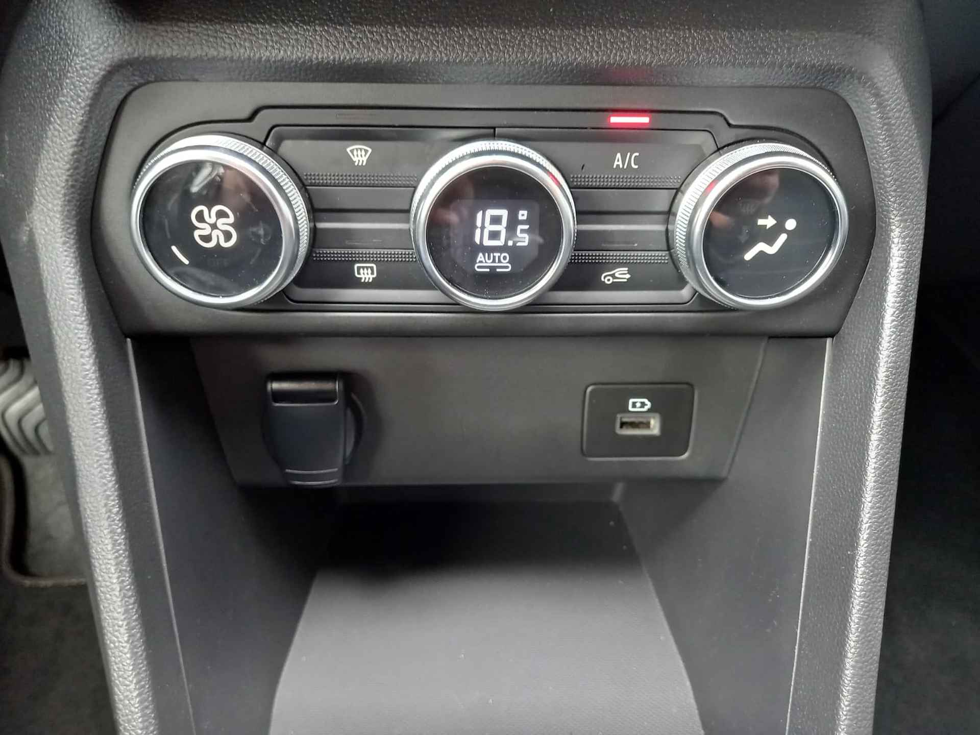 Dacia Jogger 1.0 TCe Extreme 7p., Airco(automatisch), Carplay, Navigatie, Stoelverwarming, Parkeersensoren, Camera, Cruise control, Handsfree Auto in nieuwstaat, Fabrieksgarantie!! - 23/36