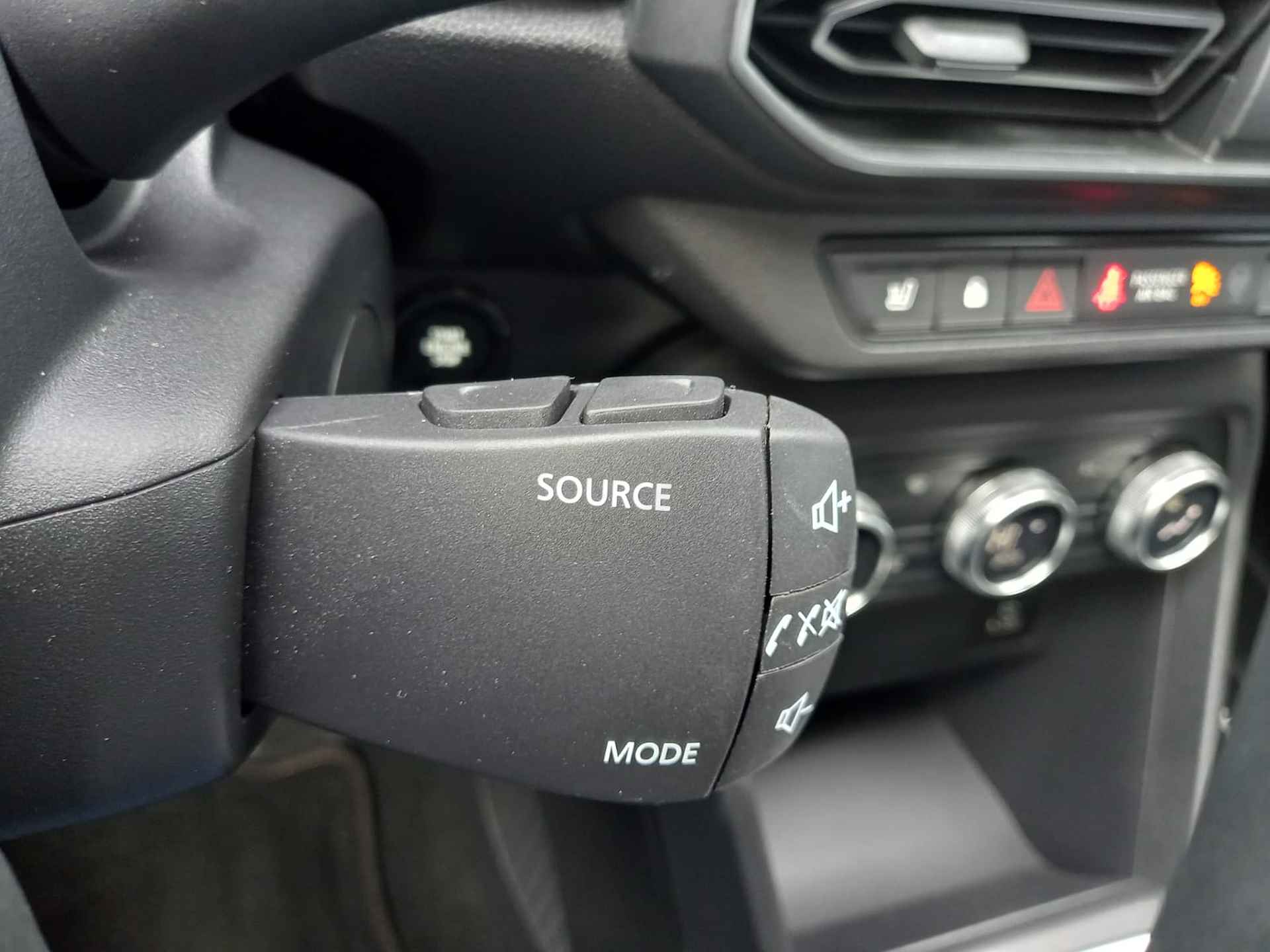 Dacia Jogger 1.0 TCe Extreme 7p., Airco(automatisch), Carplay, Navigatie, Stoelverwarming, Parkeersensoren, Camera, Cruise control, Handsfree Auto in nieuwstaat, Fabrieksgarantie!! - 28/36