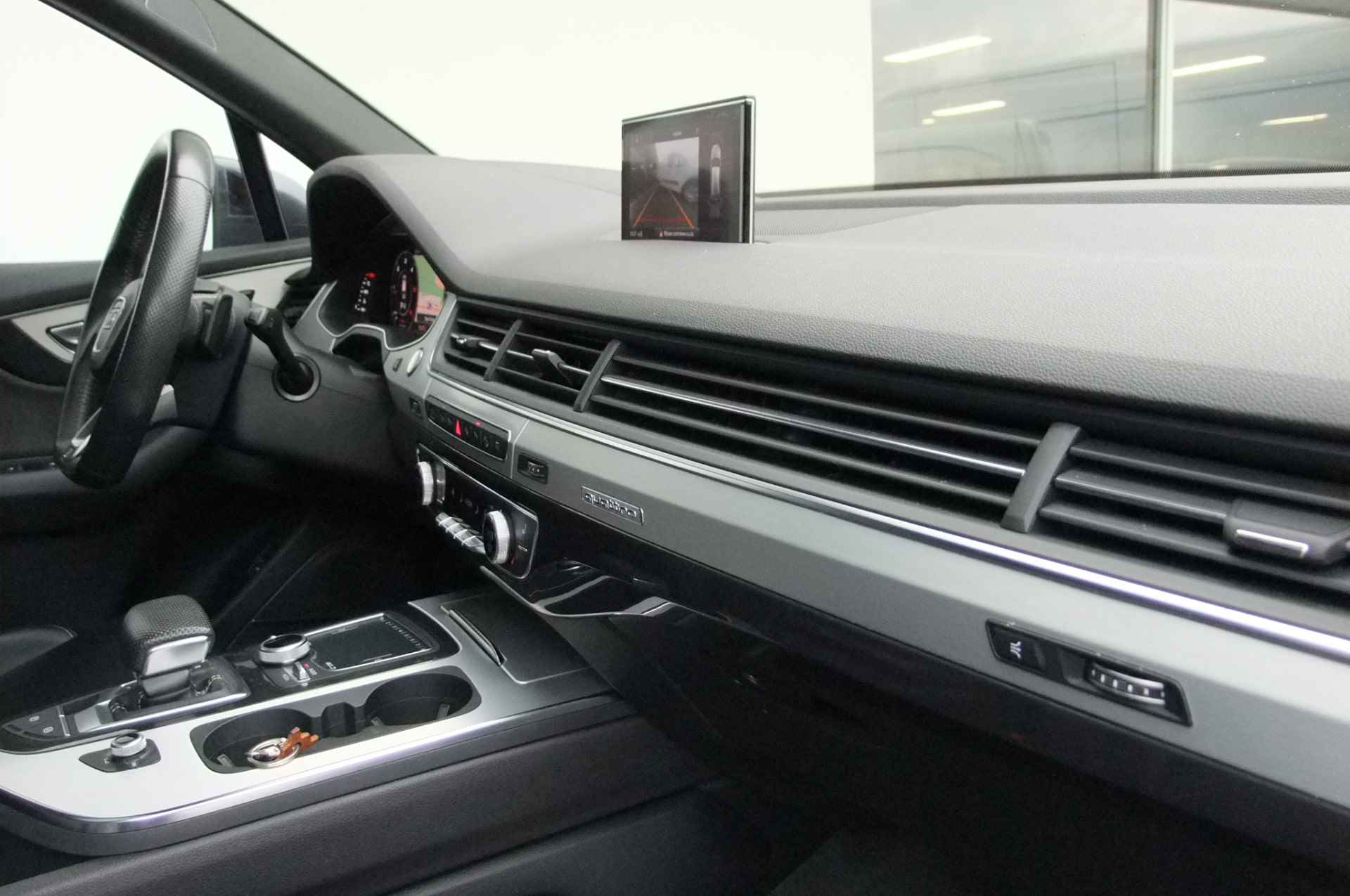 Audi Q7 3.0 TDI quattro Pro Line + 7p / Luchtvering/ Head-up /Trekhaak/ Softclose/ Panorama/ Bose/ Camera / 22 inch - 26/37