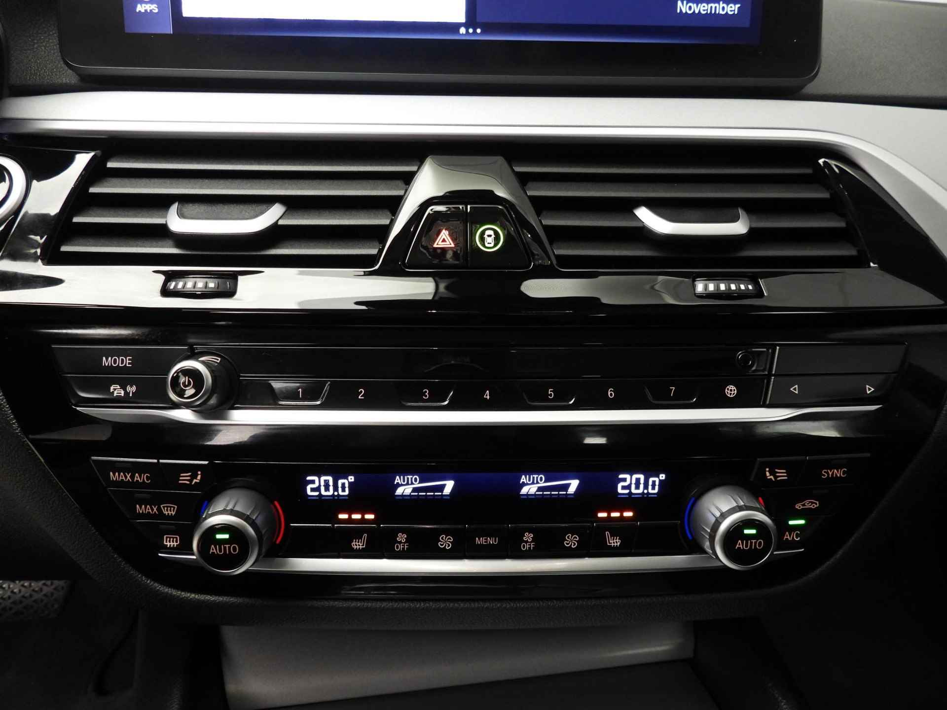 BMW 5 Serie Touring 520i | LED | Leder | Navigatie | Comfortzetels | Trekhaak | Stoelverwarming | DAB | Alu 17 inch - 15/53