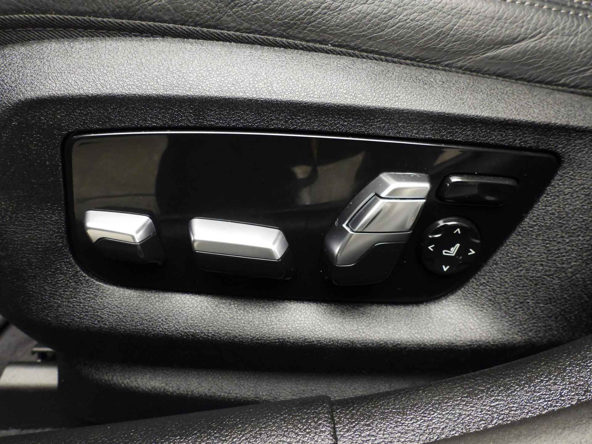 BMW 5 Serie Touring 520i | LED | Leder | Navigatie | Comfortzetels | Trekhaak | Stoelverwarming | DAB | Alu 17 inch - 31/53