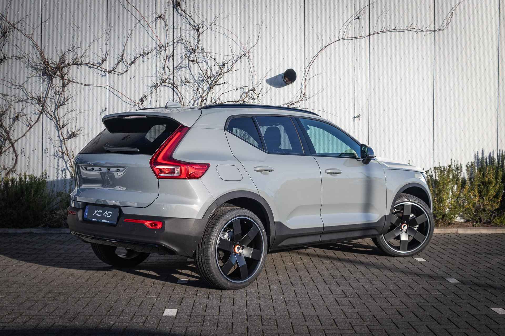 Volvo XC40 B4 Aut.7 Plus Dark | Extra Getint glas | Microtech bekleding | Elektrische achterklep | Stoel en stuurverwarming | Adaptieve Cruise Control | Elektrisch verstelbare stoelen | Harman Kardon audio - 4/24